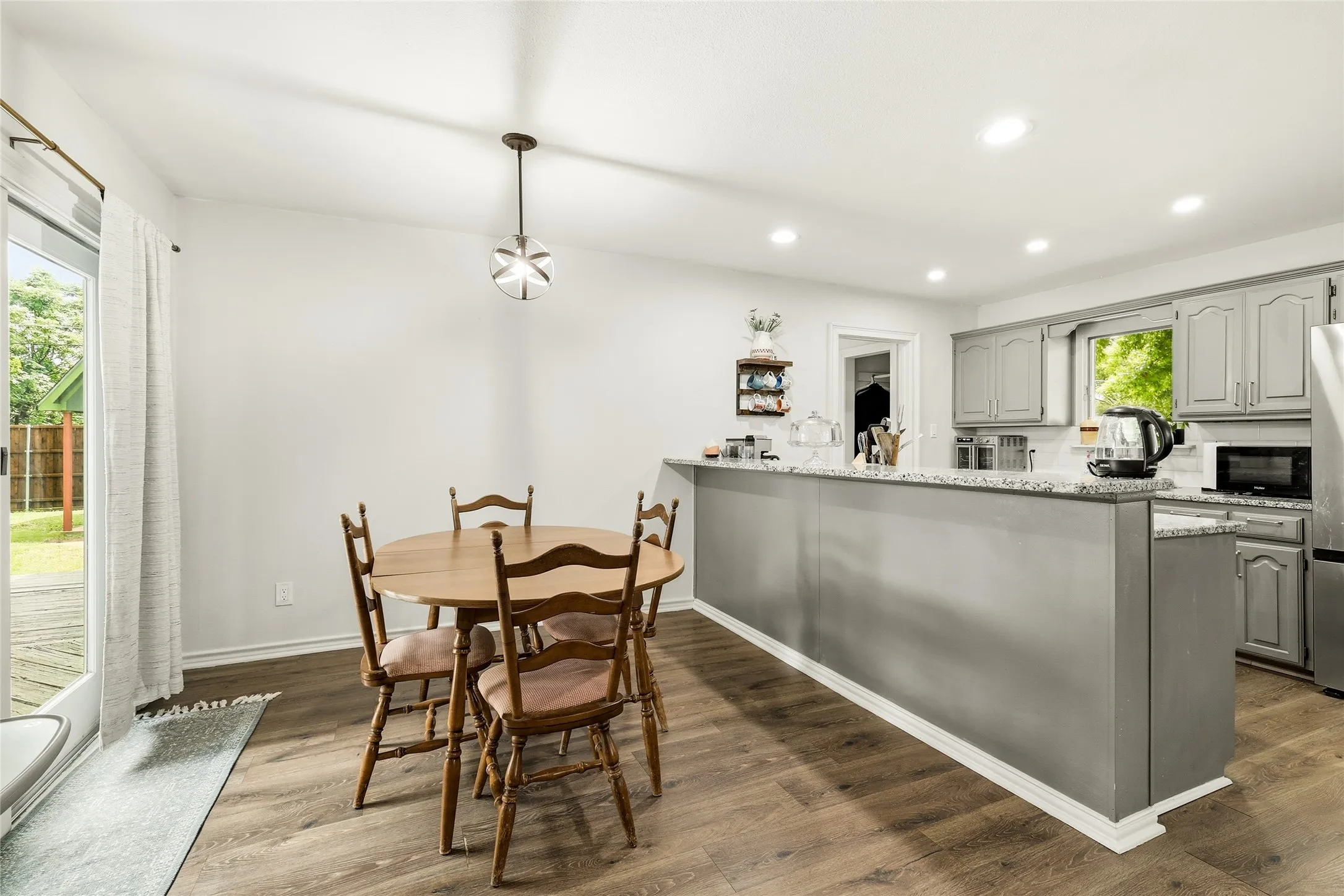 Single Family Residence For Sale in Denton County , 588 Pine Street, Lewisville, Texas 75057, 3 Bedroom, 2 Bathroom, 1 Garage spaces, 1,388 Sqft, built in 1960, mls#21298982, Real Estate Agent in Lewisville, Homes For Sale in Denton county, Homes For Sale in Lewisville, Realtor in Lewisville Texas, Real Estate Brokerage Independent Realty Texas, Luminita Cordes Realtor
