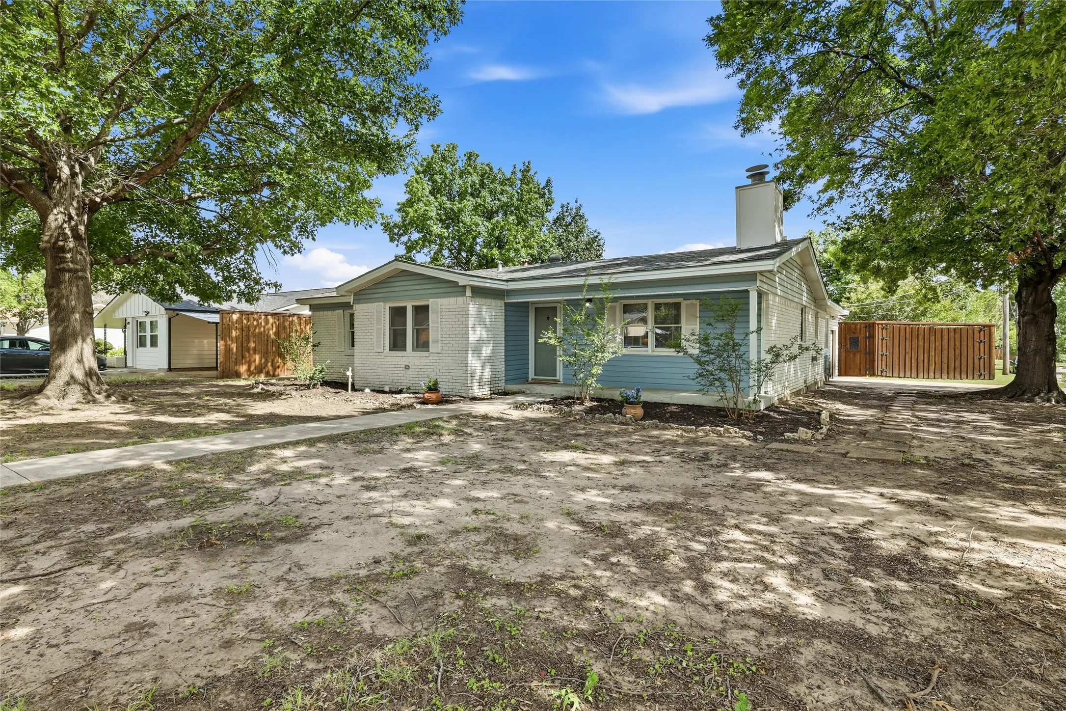 Single Family Residence For Sale in Denton County , 588 Pine Street, Lewisville, Texas 75057, 3 Bedroom, 2 Bathroom, 1 Garage spaces, 1,388 Sqft, built in 1960, mls#21298982, Real Estate Agent in Lewisville, Homes For Sale in Denton county, Homes For Sale in Lewisville, Realtor in Lewisville Texas, Real Estate Brokerage Independent Realty Texas, Luminita Cordes Realtor