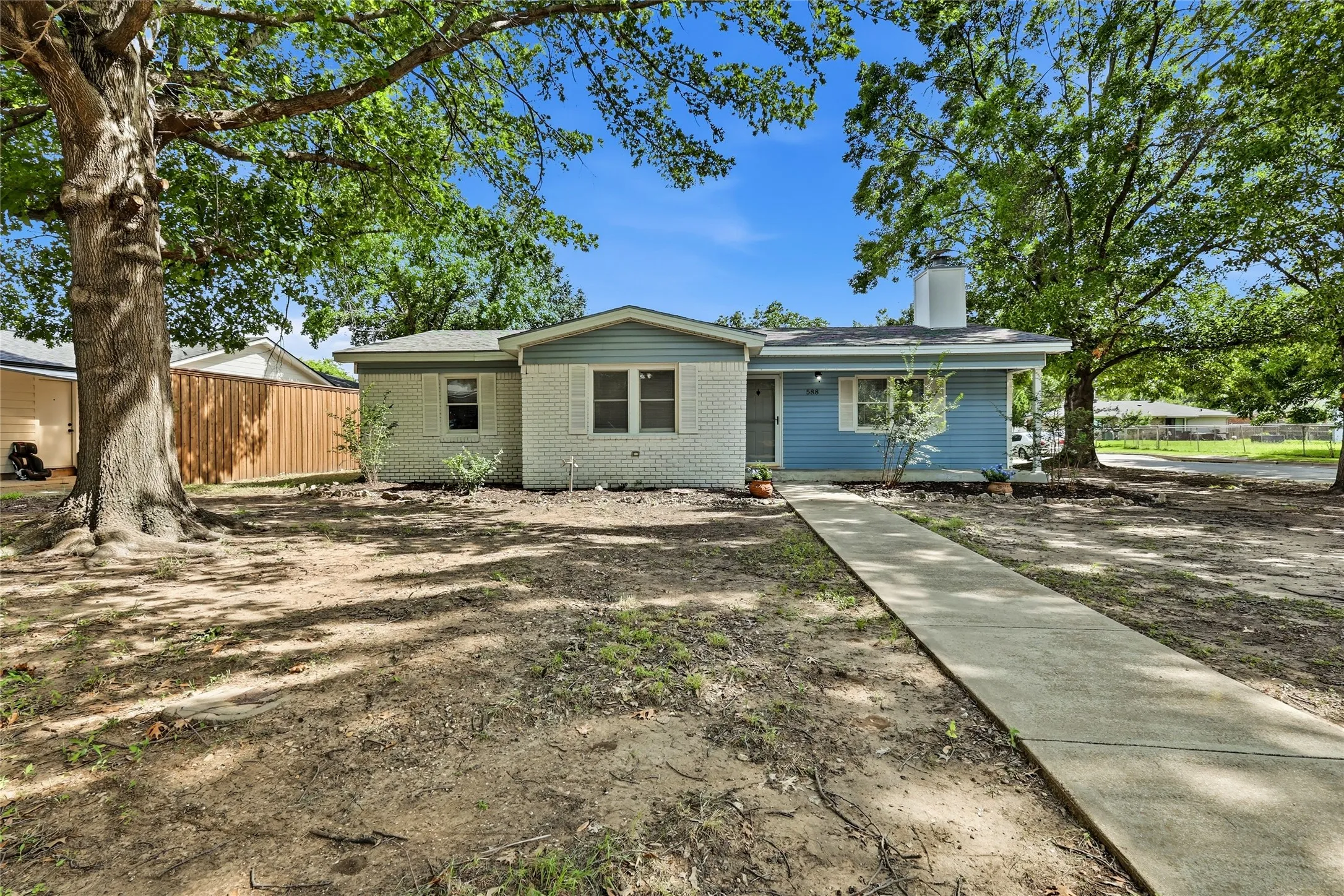Single Family Residence For Sale in Denton County , 588 Pine Street, Lewisville, Texas 75057, 3 Bedroom, 2 Bathroom, 1 Garage spaces, 1,388 Sqft, built in 1960, mls#21298982, Real Estate Agent in Lewisville, Homes For Sale in Denton county, Homes For Sale in Lewisville, Realtor in Lewisville Texas, Real Estate Brokerage Independent Realty Texas, Luminita Cordes Realtor