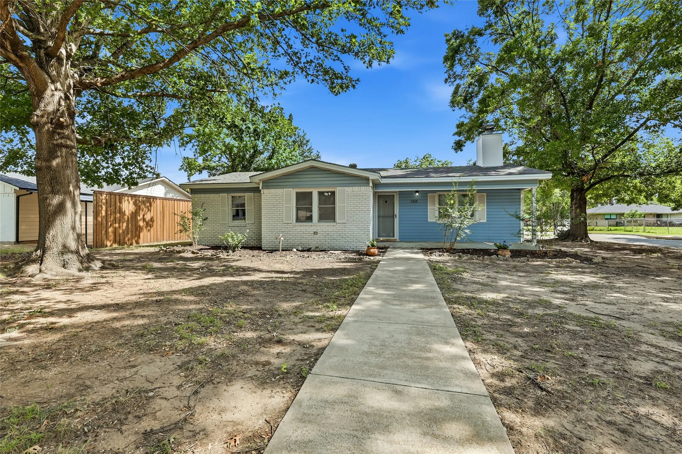 Single Family Residence For Sale in Denton County , 588 Pine Street, Lewisville, Texas 75057, 3 Bedroom, 2 Bathroom, 1 Garage spaces, 1,388 Sqft, built in 1960, mls#21298982, Real Estate Agent in Lewisville, Homes For Sale in Denton county, Homes For Sale in Lewisville, Realtor in Lewisville Texas, Real Estate Brokerage Independent Realty Texas, Luminita Cordes Realtor
