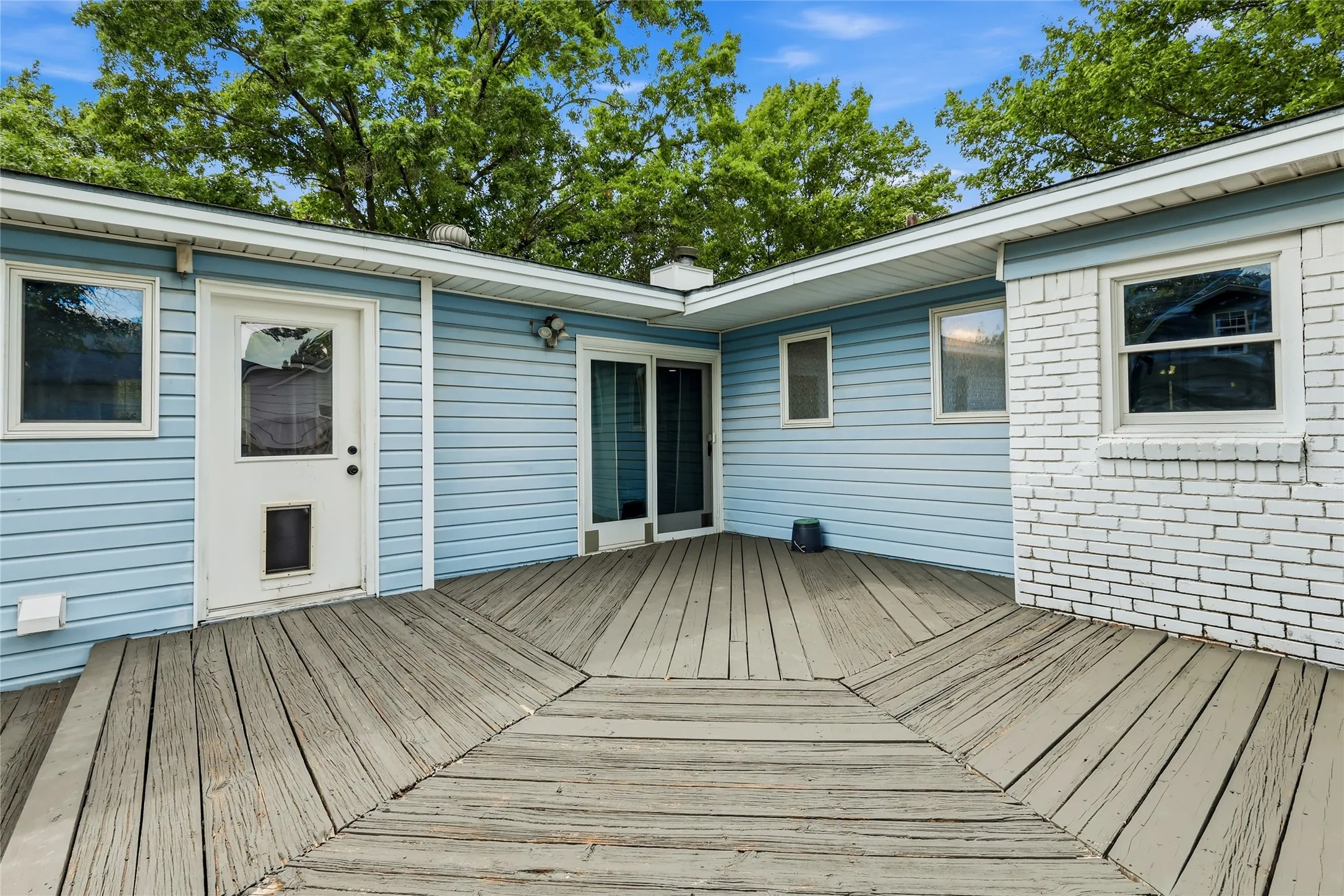 Single Family Residence For Sale in Denton County , 588 Pine Street, Lewisville, Texas 75057, 3 Bedroom, 2 Bathroom, 1 Garage spaces, 1,388 Sqft, built in 1960, mls#21298982, Real Estate Agent in Lewisville, Homes For Sale in Denton county, Homes For Sale in Lewisville, Realtor in Lewisville Texas, Real Estate Brokerage Independent Realty Texas, Luminita Cordes Realtor