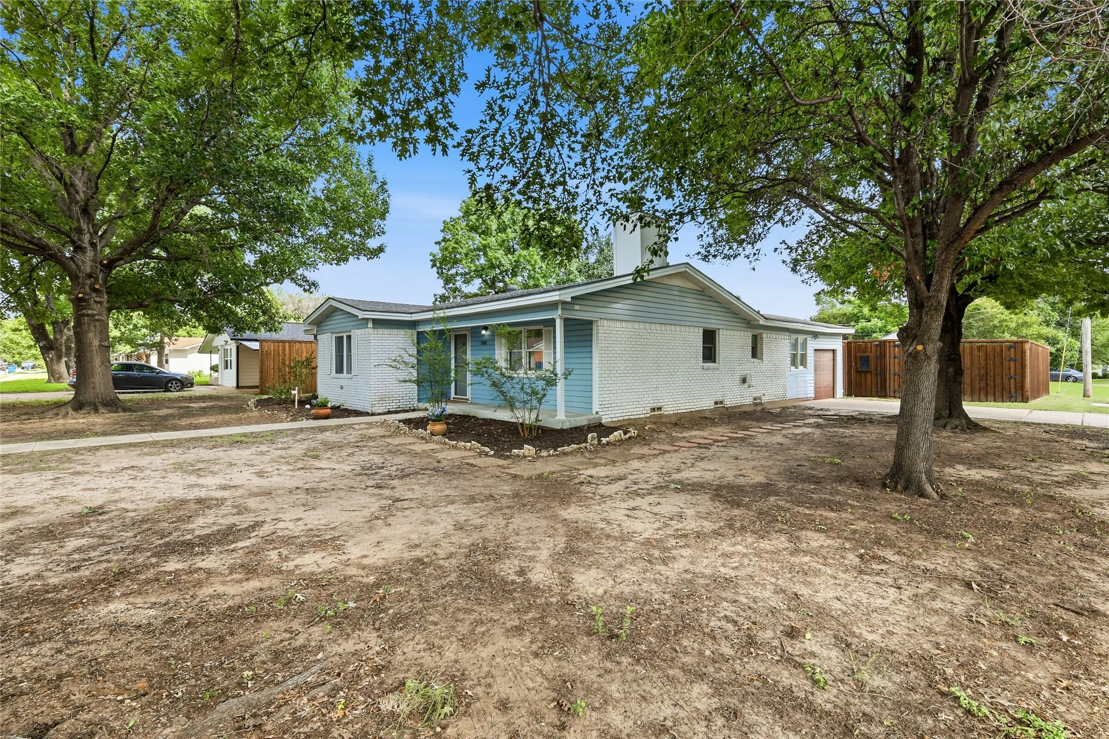 Single Family Residence For Sale in Denton County , 588 Pine Street, Lewisville, Texas 75057, 3 Bedroom, 2 Bathroom, 1 Garage spaces, 1,388 Sqft, built in 1960, mls#21298982, Real Estate Agent in Lewisville, Homes For Sale in Denton county, Homes For Sale in Lewisville, Realtor in Lewisville Texas, Real Estate Brokerage Independent Realty Texas, Luminita Cordes Realtor
