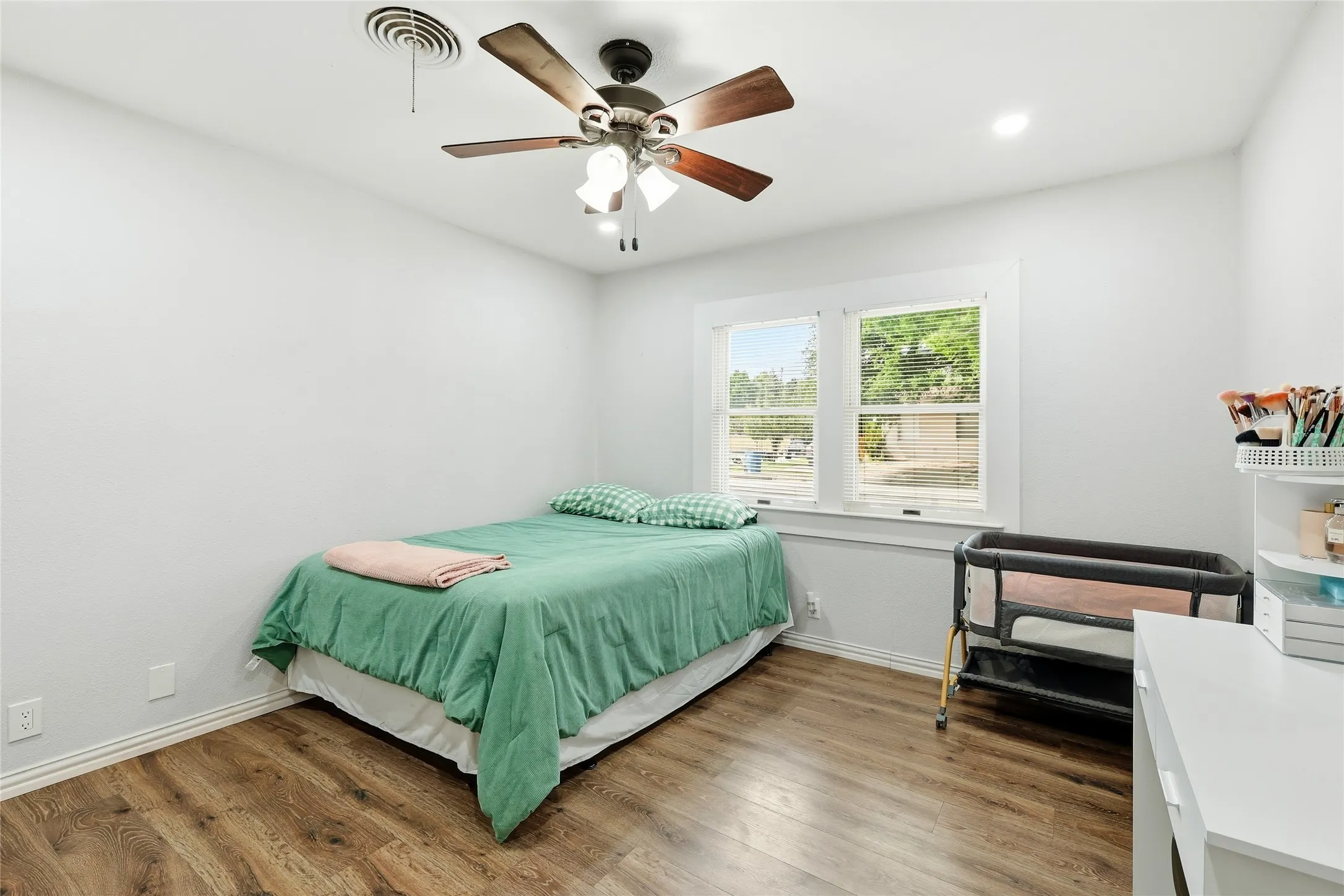 Single Family Residence For Sale in Denton County , 588 Pine Street, Lewisville, Texas 75057, 3 Bedroom, 2 Bathroom, 1 Garage spaces, 1,388 Sqft, built in 1960, mls#21298982, Real Estate Agent in Lewisville, Homes For Sale in Denton county, Homes For Sale in Lewisville, Realtor in Lewisville Texas, Real Estate Brokerage Independent Realty Texas, Luminita Cordes Realtor