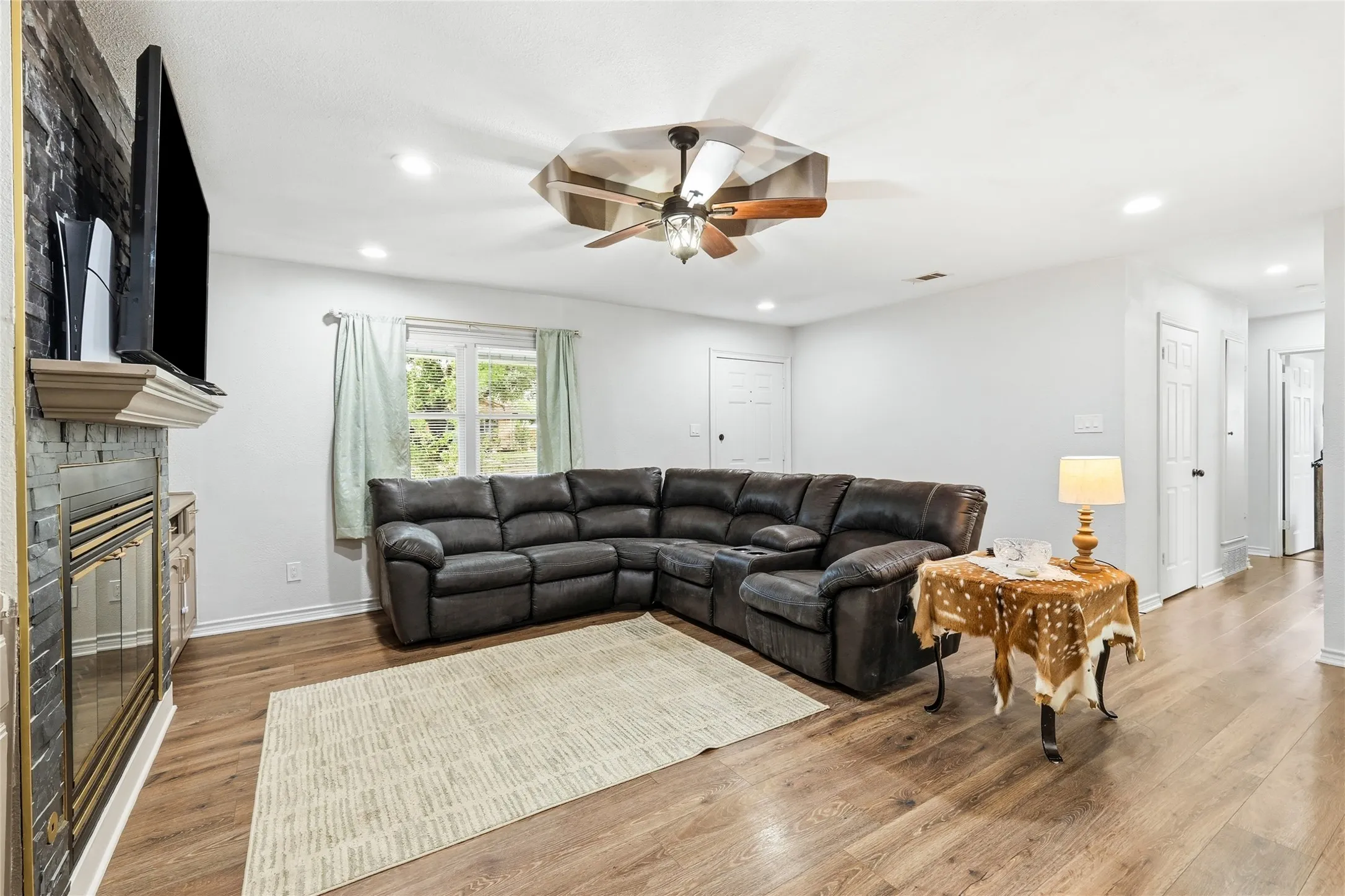 Single Family Residence For Sale in Denton County , 588 Pine Street, Lewisville, Texas 75057, 3 Bedroom, 2 Bathroom, 1 Garage spaces, 1,388 Sqft, built in 1960, mls#21298982, Real Estate Agent in Lewisville, Homes For Sale in Denton county, Homes For Sale in Lewisville, Realtor in Lewisville Texas, Real Estate Brokerage Independent Realty Texas, Luminita Cordes Realtor