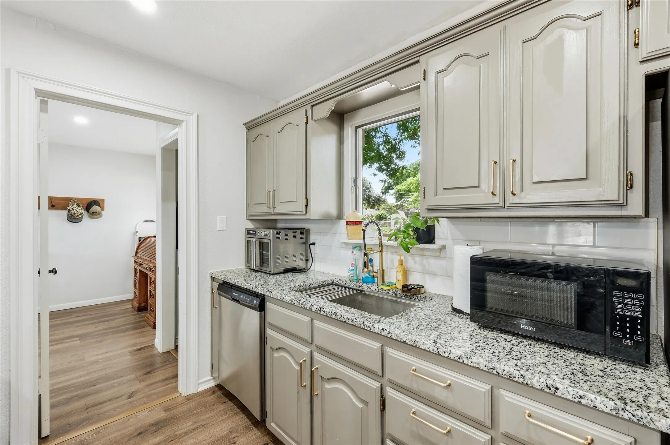 Single Family Residence For Sale in Denton County , 588 Pine Street, Lewisville, Texas 75057, 3 Bedroom, 2 Bathroom, 1 Garage spaces, 1,388 Sqft, built in 1960, mls#21298982, Real Estate Agent in Lewisville, Homes For Sale in Denton county, Homes For Sale in Lewisville, Realtor in Lewisville Texas, Real Estate Brokerage Independent Realty Texas, Luminita Cordes Realtor