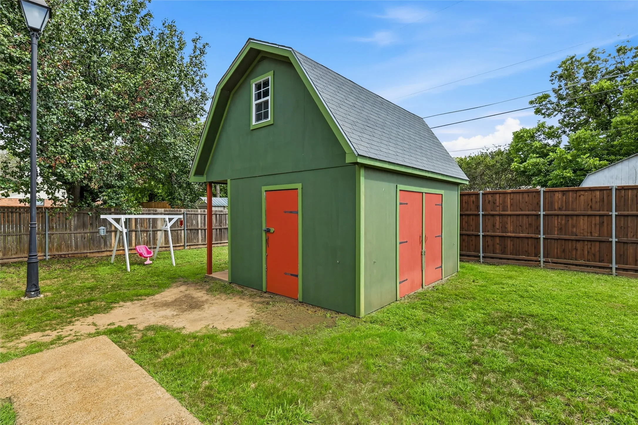 Single Family Residence For Sale in Denton County , 588 Pine Street, Lewisville, Texas 75057, 3 Bedroom, 2 Bathroom, 1 Garage spaces, 1,388 Sqft, built in 1960, mls#21298982, Real Estate Agent in Lewisville, Homes For Sale in Denton county, Homes For Sale in Lewisville, Realtor in Lewisville Texas, Real Estate Brokerage Independent Realty Texas, Luminita Cordes Realtor