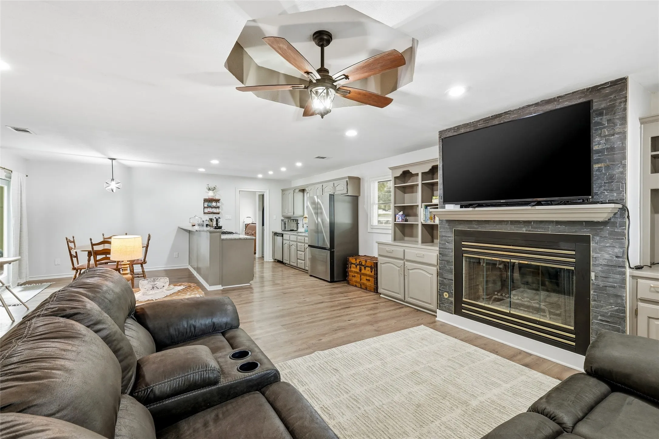 Single Family Residence For Sale in Denton County , 588 Pine Street, Lewisville, Texas 75057, 3 Bedroom, 2 Bathroom, 1 Garage spaces, 1,388 Sqft, built in 1960, mls#21298982, Real Estate Agent in Lewisville, Homes For Sale in Denton county, Homes For Sale in Lewisville, Realtor in Lewisville Texas, Real Estate Brokerage Independent Realty Texas, Luminita Cordes Realtor