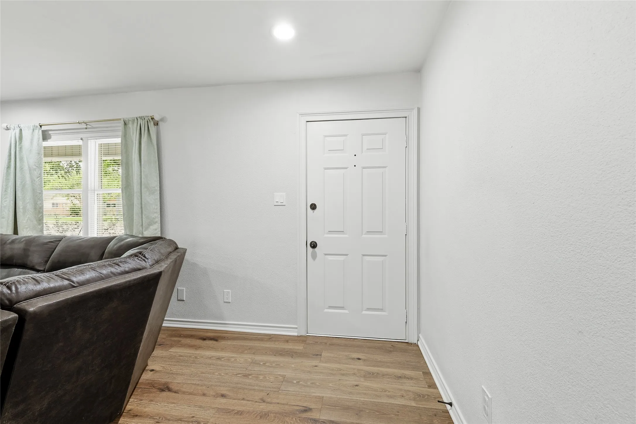 Single Family Residence For Sale in Denton County , 588 Pine Street, Lewisville, Texas 75057, 3 Bedroom, 2 Bathroom, 1 Garage spaces, 1,388 Sqft, built in 1960, mls#21298982, Real Estate Agent in Lewisville, Homes For Sale in Denton county, Homes For Sale in Lewisville, Realtor in Lewisville Texas, Real Estate Brokerage Independent Realty Texas, Luminita Cordes Realtor