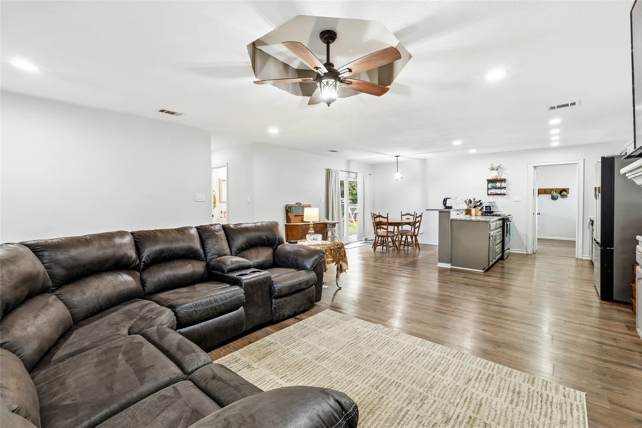 Single Family Residence For Sale in Denton County , 588 Pine Street, Lewisville, Texas 75057, 3 Bedroom, 2 Bathroom, 1 Garage spaces, 1,388 Sqft, built in 1960, mls#21298982, Real Estate Agent in Lewisville, Homes For Sale in Denton county, Homes For Sale in Lewisville, Realtor in Lewisville Texas, Real Estate Brokerage Independent Realty Texas, Luminita Cordes Realtor