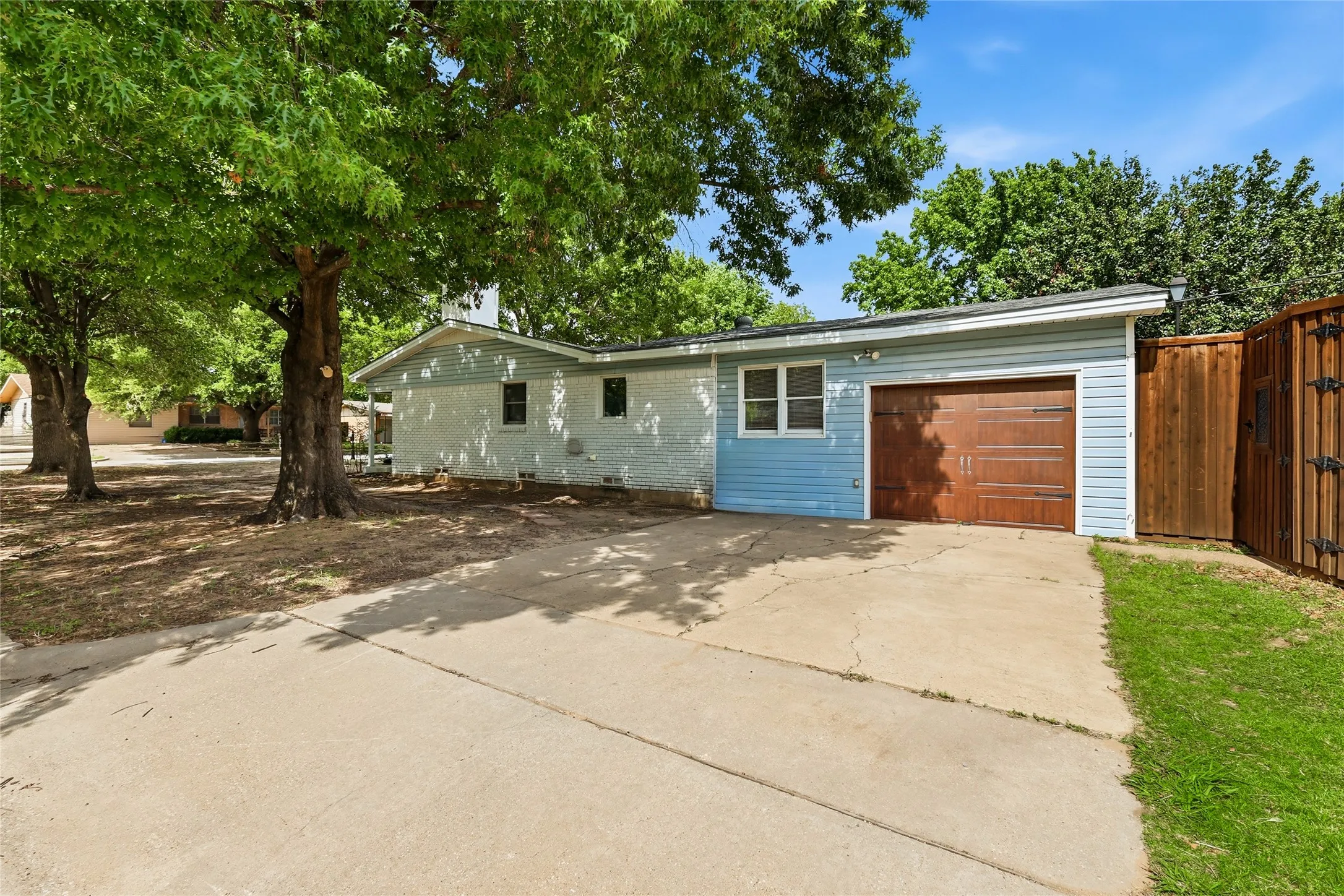 Single Family Residence For Sale in Denton County , 588 Pine Street, Lewisville, Texas 75057, 3 Bedroom, 2 Bathroom, 1 Garage spaces, 1,388 Sqft, built in 1960, mls#21298982, Real Estate Agent in Lewisville, Homes For Sale in Denton county, Homes For Sale in Lewisville, Realtor in Lewisville Texas, Real Estate Brokerage Independent Realty Texas, Luminita Cordes Realtor