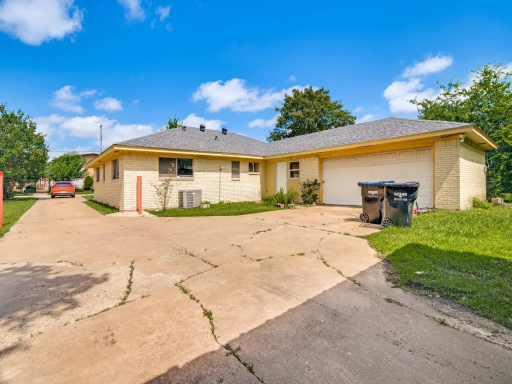 Single Family Residence For Sale in Hunt County , 6307 Stonewall Street, Greenville, Texas 75402, 3 Bedroom, 2 Bathroom, 2 Garage spaces, 1,618 Sqft, built in 1972, mls#21290552, Real Estate Agent in Greenville, Homes For Sale in Hunt county, Homes For Sale in Greenville, Realtor in Greenville Texas, Real Estate Brokerage Independent Realty Texas, Luminita Cordes Realtor