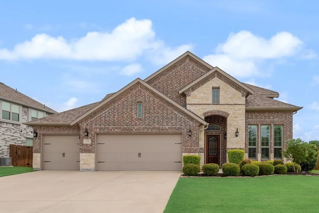 516 W North Creek Drive View 1 Front Exterior. Well Designed & Maintained 4bdrm 3.5 bath 2 LA, 2 DA, Study,3 Car Garage Home with Many Amenities, Upgrades during build and after built. May 2021 was the completion date of this home by Stonehollow Homes. Austin Landing Subdivision - Community Amenities Center with Fitness Area, Community Pool, Concrete Walking Paths and Green Areas. Reasonable Annual Hoa Dues.