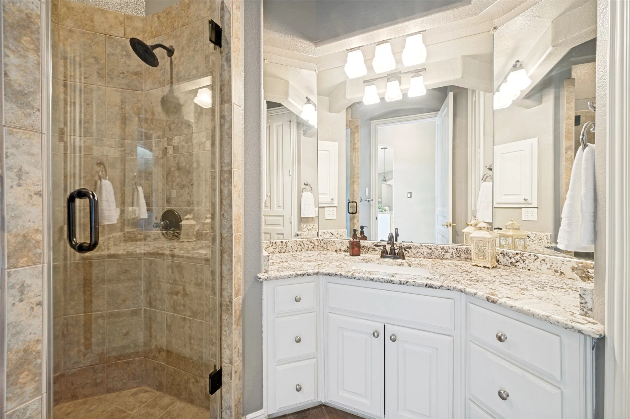 Downstairs full bath with shower