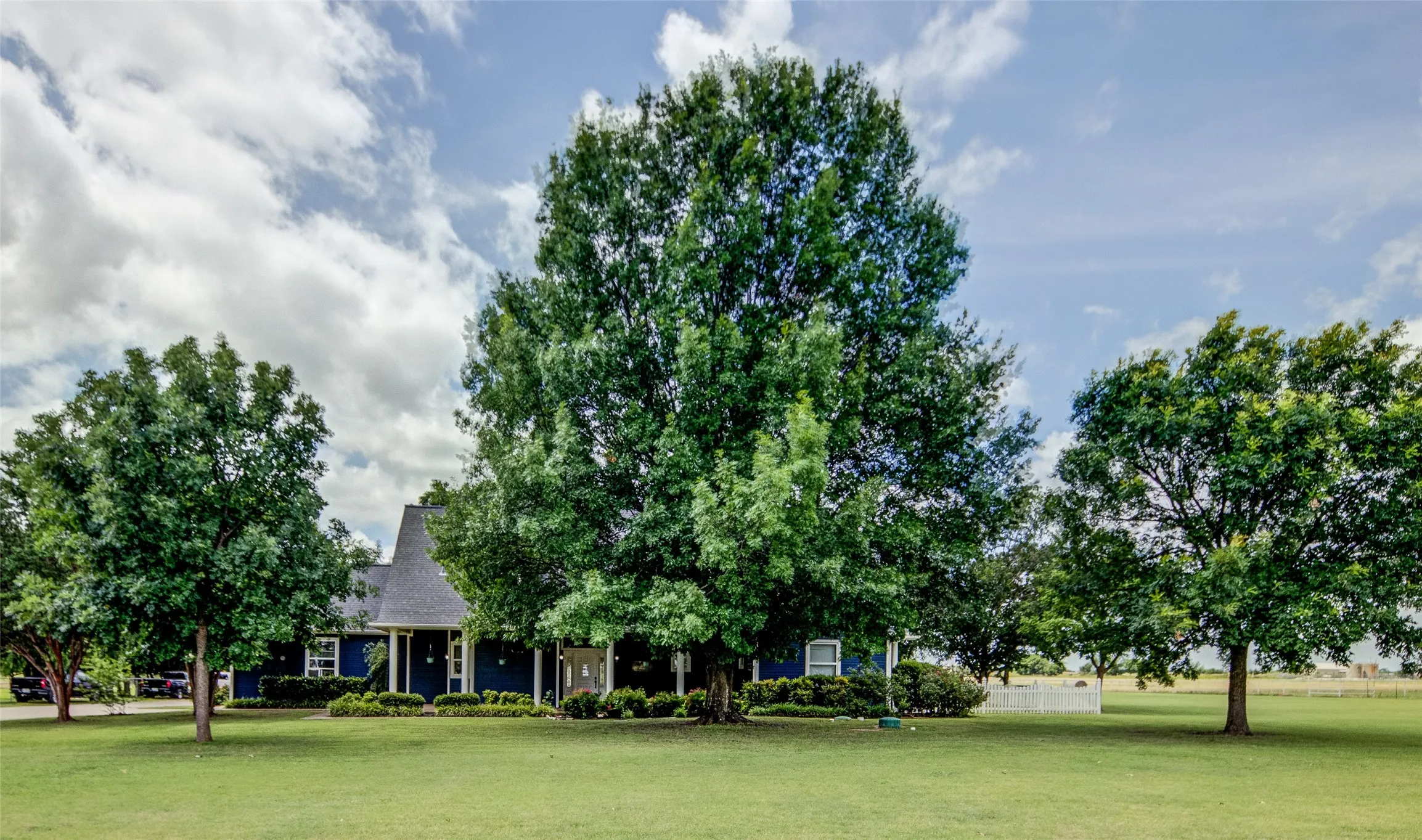 Single Family Residence For Sale in Denton County , 10609 Jackson Road, Krum, Texas 76249, 3 Bedroom, 4 Bathroom, 2 Garage spaces, 2,354 Sqft, built in 1995, mls#21290333, Real Estate Agent in Krum, Homes For Sale in Denton county, Homes For Sale in Krum, Realtor in Krum Texas, Real Estate Brokerage Independent Realty Texas, Luminita Cordes Realtor