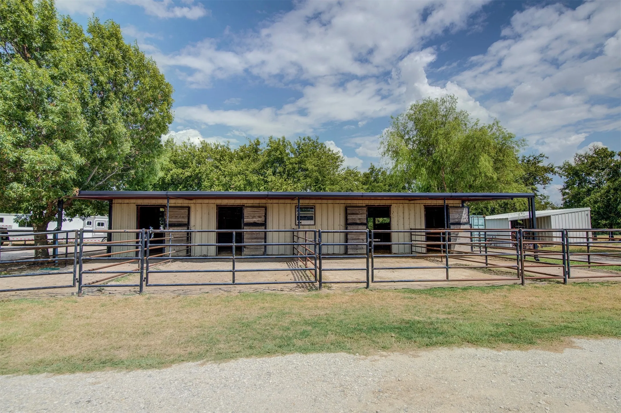 Single Family Residence For Sale in Denton County , 10609 Jackson Road, Krum, Texas 76249, 3 Bedroom, 4 Bathroom, 2 Garage spaces, 2,354 Sqft, built in 1995, mls#21290333, Real Estate Agent in Krum, Homes For Sale in Denton county, Homes For Sale in Krum, Realtor in Krum Texas, Real Estate Brokerage Independent Realty Texas, Luminita Cordes Realtor