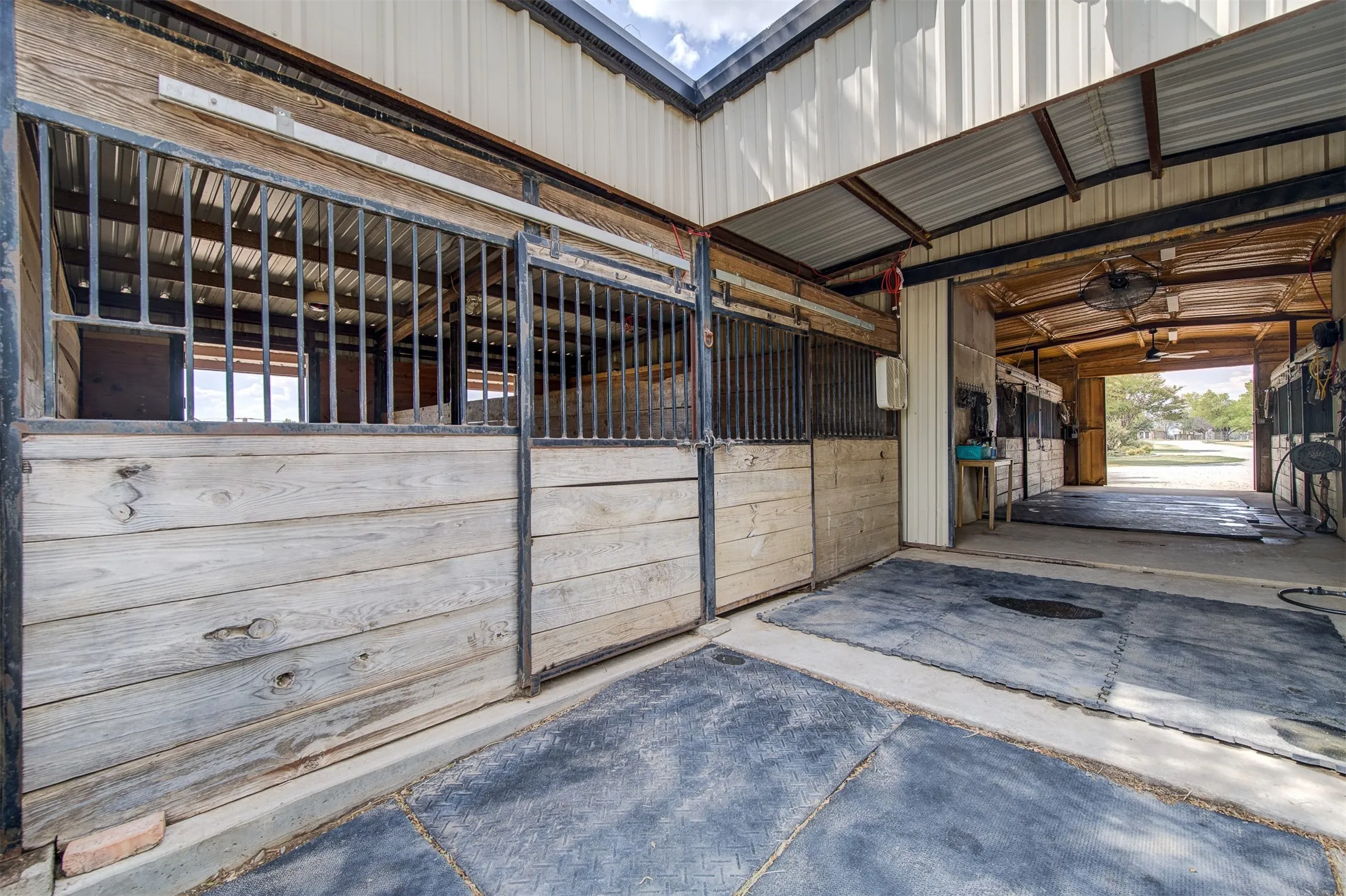 Single Family Residence For Sale in Denton County , 10609 Jackson Road, Krum, Texas 76249, 3 Bedroom, 4 Bathroom, 2 Garage spaces, 2,354 Sqft, built in 1995, mls#21290333, Real Estate Agent in Krum, Homes For Sale in Denton county, Homes For Sale in Krum, Realtor in Krum Texas, Real Estate Brokerage Independent Realty Texas, Luminita Cordes Realtor