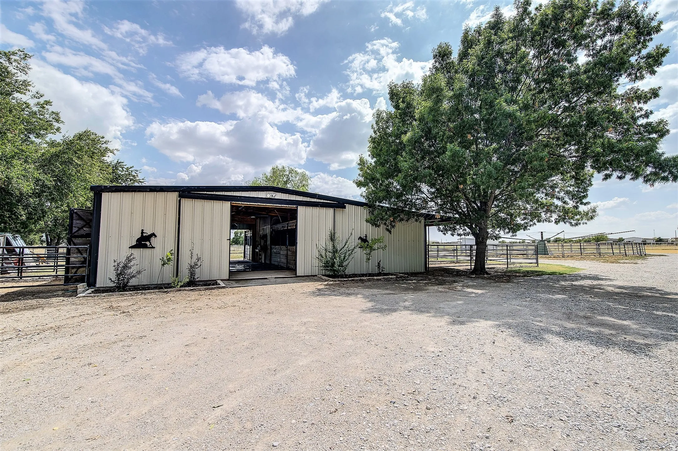 Single Family Residence For Sale in Denton County , 10609 Jackson Road, Krum, Texas 76249, 3 Bedroom, 4 Bathroom, 2 Garage spaces, 2,354 Sqft, built in 1995, mls#21290333, Real Estate Agent in Krum, Homes For Sale in Denton county, Homes For Sale in Krum, Realtor in Krum Texas, Real Estate Brokerage Independent Realty Texas, Luminita Cordes Realtor