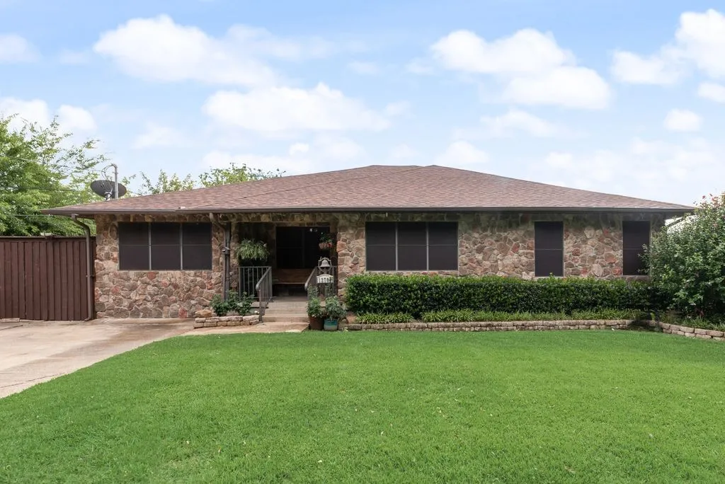 Single Family Residence For Sale in Dallas County , 12704 Garden Grove Drive, Dallas, Texas 75253, 4 Bedroom, 2 Bathroom, 6 Garage spaces, 2,242 Sqft, built in 1962, mls#21300037, Real Estate Agent in Dallas, Homes For Sale in Dallas county, Homes For Sale in Dallas, Realtor in Dallas Texas, Real Estate Brokerage Independent Realty Texas, Luminita Cordes Realtor