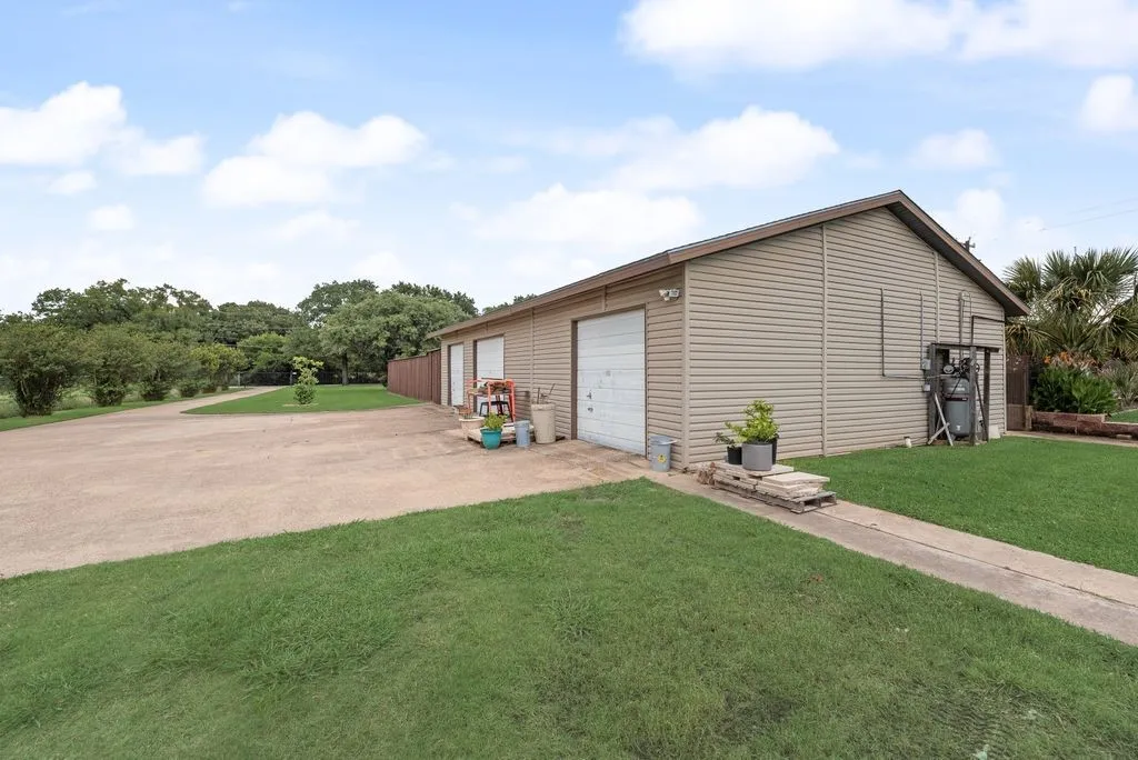 Single Family Residence For Sale in Dallas County , 12704 Garden Grove Drive, Dallas, Texas 75253, 4 Bedroom, 2 Bathroom, 6 Garage spaces, 2,242 Sqft, built in 1962, mls#21300037, Real Estate Agent in Dallas, Homes For Sale in Dallas county, Homes For Sale in Dallas, Realtor in Dallas Texas, Real Estate Brokerage Independent Realty Texas, Luminita Cordes Realtor
