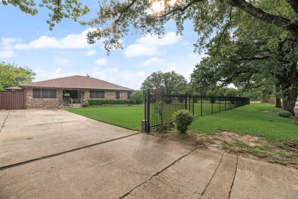 Single Family Residence For Sale in Dallas County , 12704 Garden Grove Drive, Dallas, Texas 75253, 4 Bedroom, 2 Bathroom, 6 Garage spaces, 2,242 Sqft, built in 1962, mls#21300037, Real Estate Agent in Dallas, Homes For Sale in Dallas county, Homes For Sale in Dallas, Realtor in Dallas Texas, Real Estate Brokerage Independent Realty Texas, Luminita Cordes Realtor