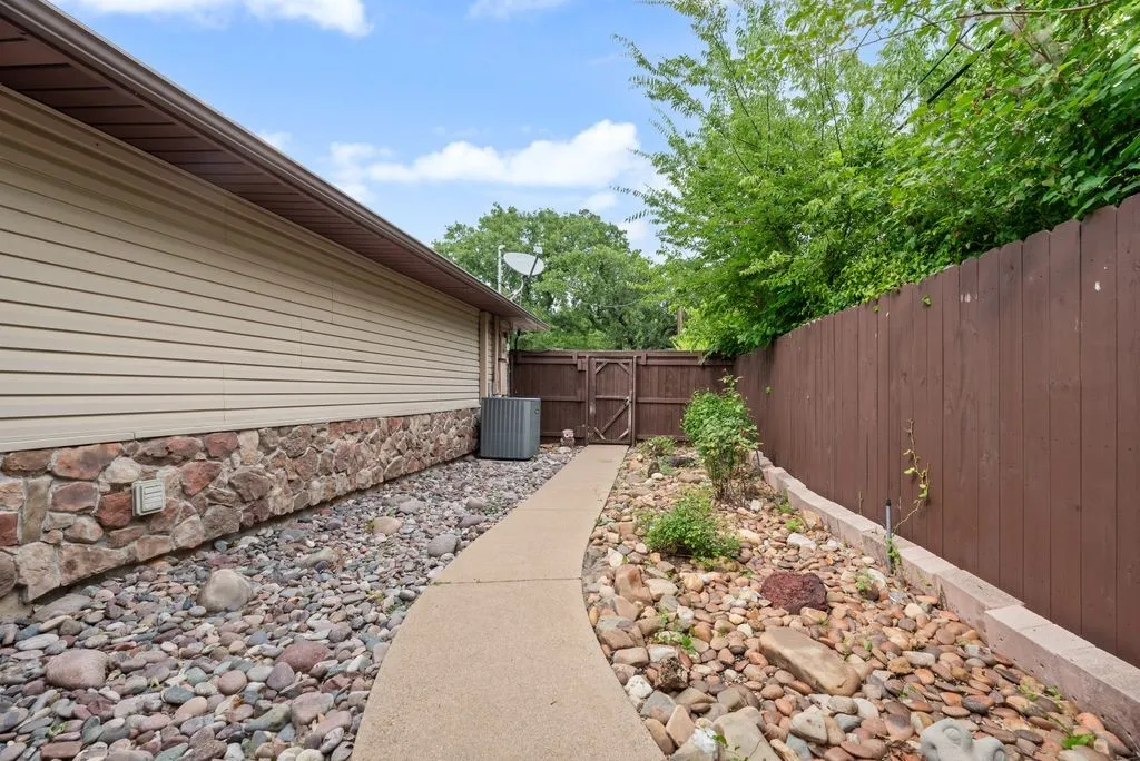 Single Family Residence For Sale in Dallas County , 12704 Garden Grove Drive, Dallas, Texas 75253, 4 Bedroom, 2 Bathroom, 6 Garage spaces, 2,242 Sqft, built in 1962, mls#21300037, Real Estate Agent in Dallas, Homes For Sale in Dallas county, Homes For Sale in Dallas, Realtor in Dallas Texas, Real Estate Brokerage Independent Realty Texas, Luminita Cordes Realtor