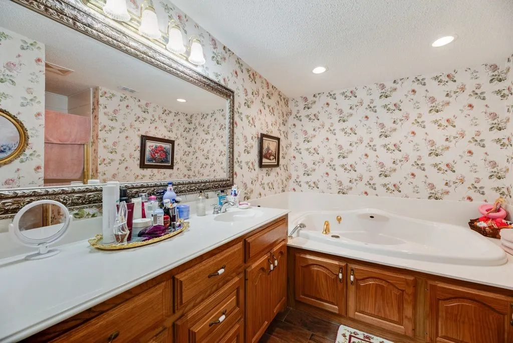 Single Family Residence For Sale in Dallas County , 12704 Garden Grove Drive, Dallas, Texas 75253, 4 Bedroom, 2 Bathroom, 6 Garage spaces, 2,242 Sqft, built in 1962, mls#21300037, Real Estate Agent in Dallas, Homes For Sale in Dallas county, Homes For Sale in Dallas, Realtor in Dallas Texas, Real Estate Brokerage Independent Realty Texas, Luminita Cordes Realtor