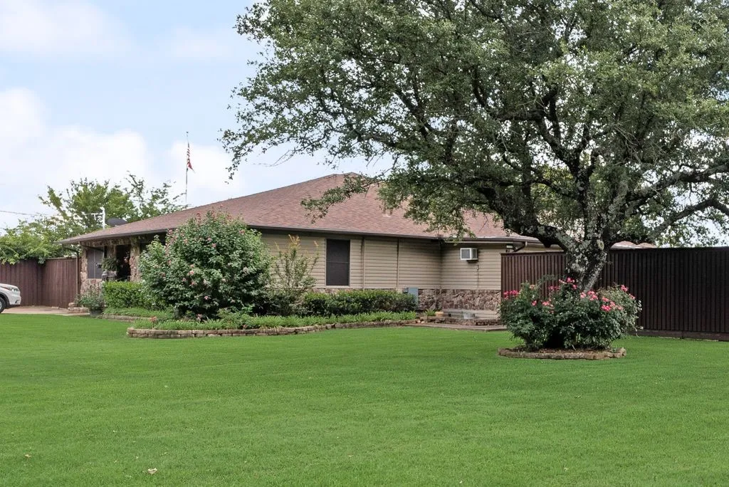 Single Family Residence For Sale in Dallas County , 12704 Garden Grove Drive, Dallas, Texas 75253, 4 Bedroom, 2 Bathroom, 6 Garage spaces, 2,242 Sqft, built in 1962, mls#21300037, Real Estate Agent in Dallas, Homes For Sale in Dallas county, Homes For Sale in Dallas, Realtor in Dallas Texas, Real Estate Brokerage Independent Realty Texas, Luminita Cordes Realtor