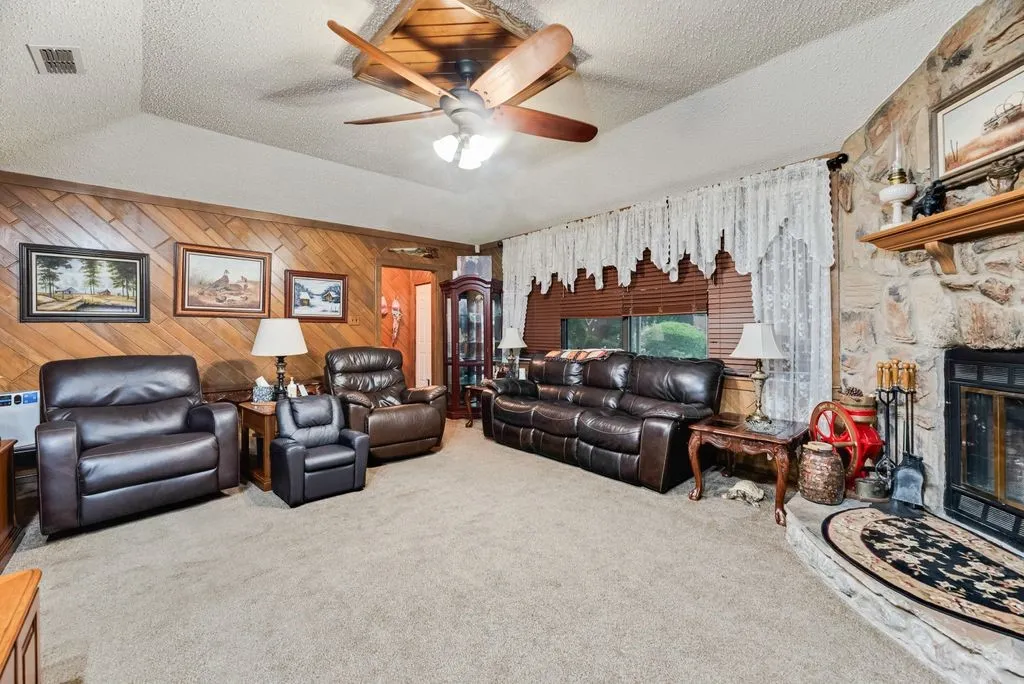 Single Family Residence For Sale in Dallas County , 12704 Garden Grove Drive, Dallas, Texas 75253, 4 Bedroom, 2 Bathroom, 6 Garage spaces, 2,242 Sqft, built in 1962, mls#21300037, Real Estate Agent in Dallas, Homes For Sale in Dallas county, Homes For Sale in Dallas, Realtor in Dallas Texas, Real Estate Brokerage Independent Realty Texas, Luminita Cordes Realtor