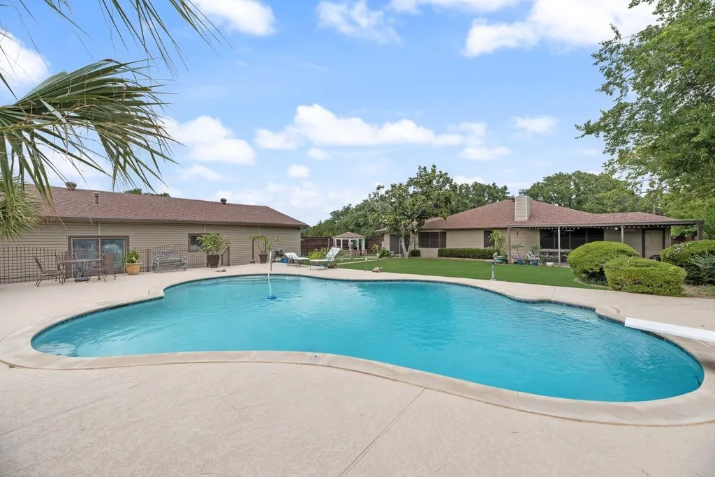 Single Family Residence For Sale in Dallas County , 12704 Garden Grove Drive, Dallas, Texas 75253, 4 Bedroom, 2 Bathroom, 6 Garage spaces, 2,242 Sqft, built in 1962, mls#21300037, Real Estate Agent in Dallas, Homes For Sale in Dallas county, Homes For Sale in Dallas, Realtor in Dallas Texas, Real Estate Brokerage Independent Realty Texas, Luminita Cordes Realtor