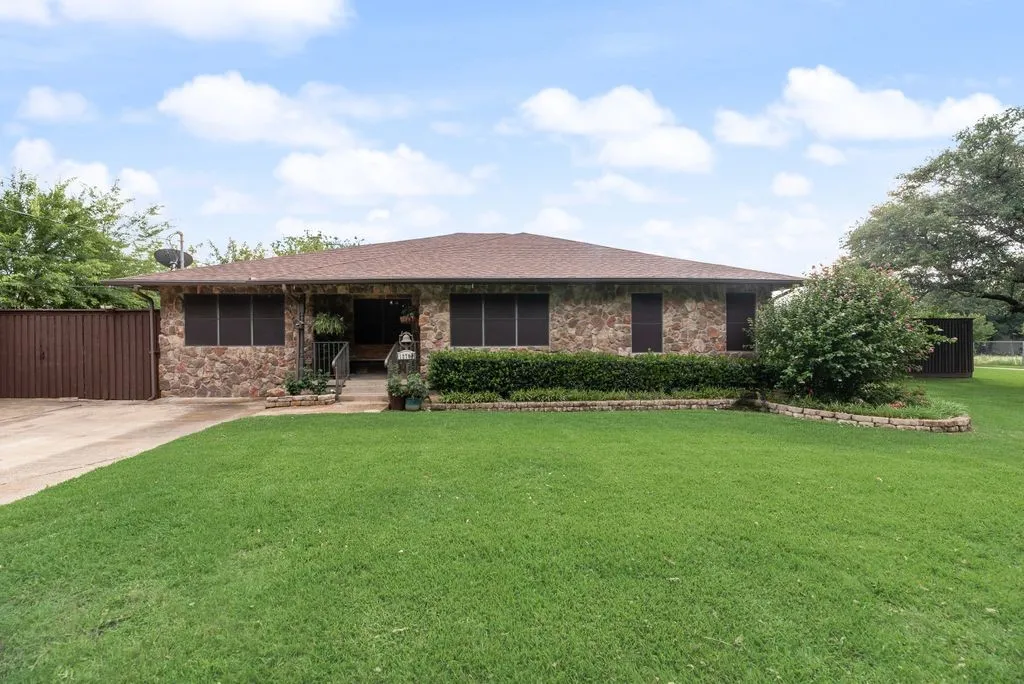 Single Family Residence For Sale in Dallas County , 12704 Garden Grove Drive, Dallas, Texas 75253, 4 Bedroom, 2 Bathroom, 6 Garage spaces, 2,242 Sqft, built in 1962, mls#21300037, Real Estate Agent in Dallas, Homes For Sale in Dallas county, Homes For Sale in Dallas, Realtor in Dallas Texas, Real Estate Brokerage Independent Realty Texas, Luminita Cordes Realtor