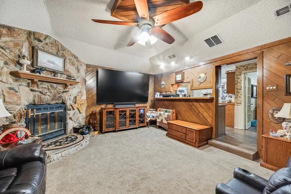 Single Family Residence For Sale in Dallas County , 12704 Garden Grove Drive, Dallas, Texas 75253, 4 Bedroom, 2 Bathroom, 6 Garage spaces, 2,242 Sqft, built in 1962, mls#21300037, Real Estate Agent in Dallas, Homes For Sale in Dallas county, Homes For Sale in Dallas, Realtor in Dallas Texas, Real Estate Brokerage Independent Realty Texas, Luminita Cordes Realtor