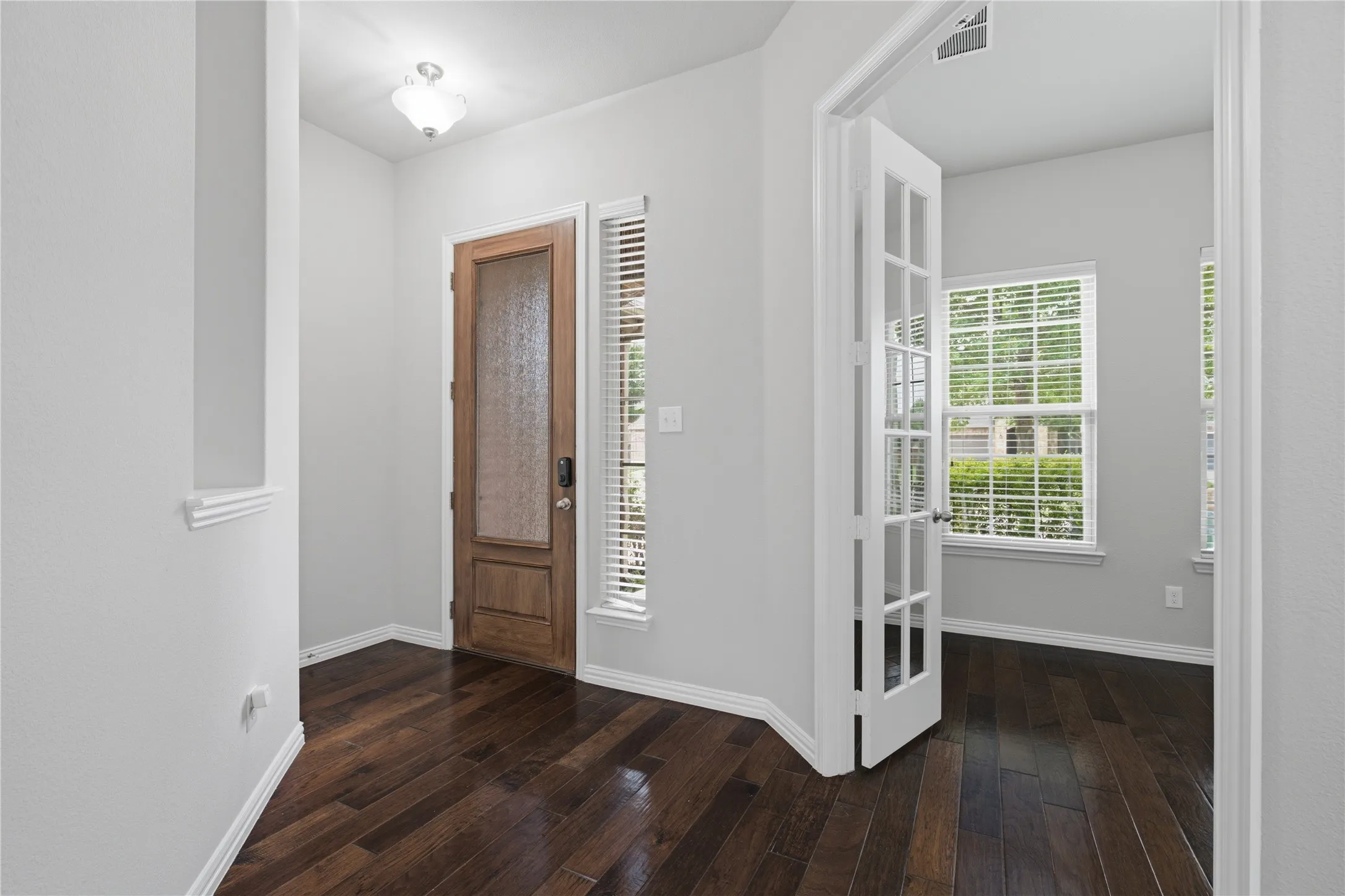 Entry has an art niche architectural detail.
