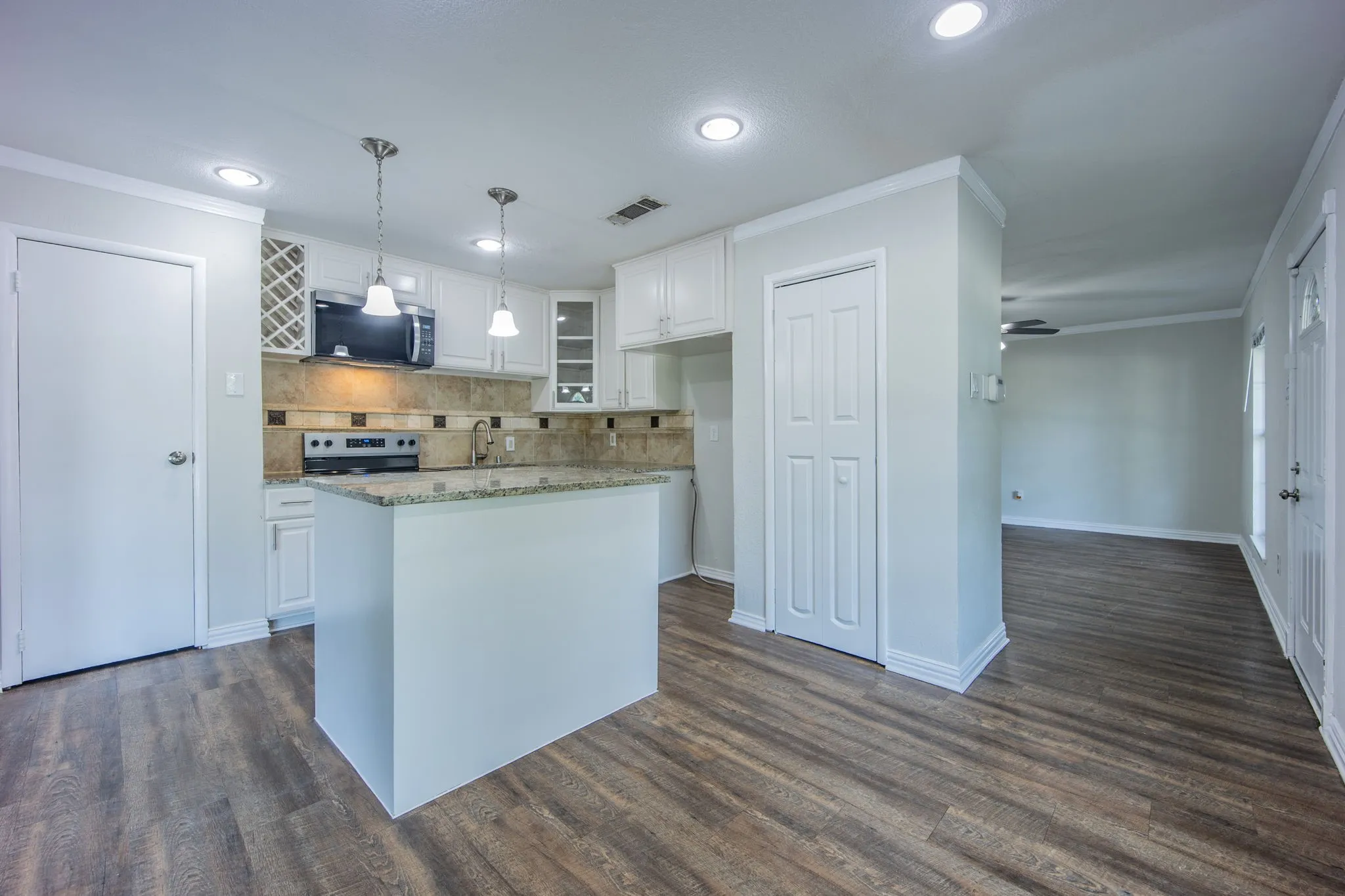 Single Family Residence For Sale in Dallas County , 2652 Bluebird Lane, Mesquite, Texas 75149, 4 Bedroom, 2 Bathroom, Garage spaces, 1,680 Sqft, built in 1969, mls#21299850, Real Estate Agent in Mesquite, Homes For Sale in Dallas county, Homes For Sale in Mesquite, Realtor in Mesquite Texas, Real Estate Brokerage Independent Realty Texas, Luminita Cordes Realtor