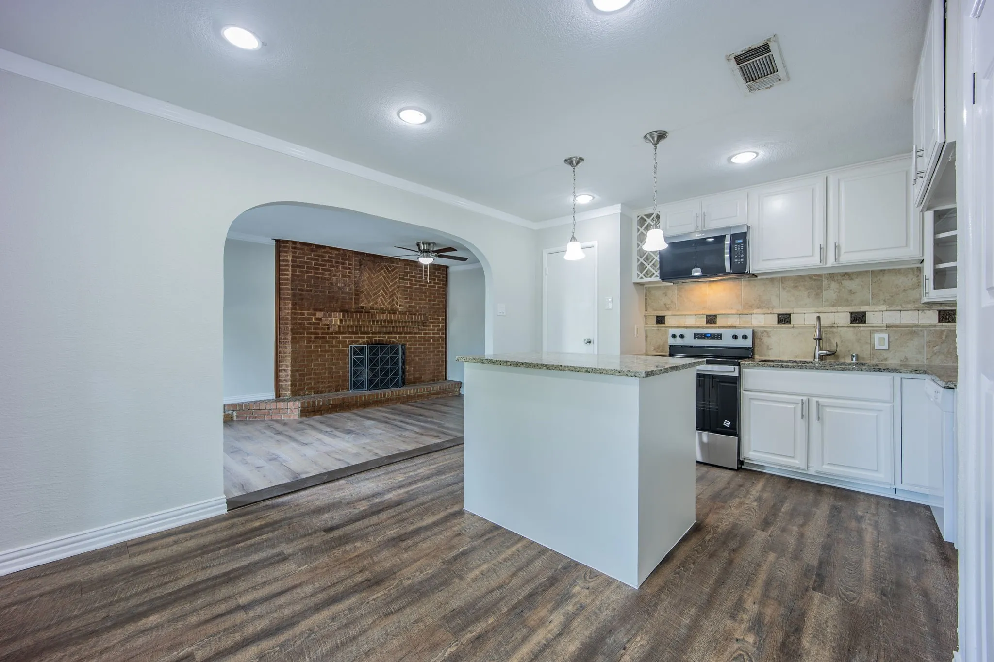 Single Family Residence For Sale in Dallas County , 2652 Bluebird Lane, Mesquite, Texas 75149, 4 Bedroom, 2 Bathroom, Garage spaces, 1,680 Sqft, built in 1969, mls#21299850, Real Estate Agent in Mesquite, Homes For Sale in Dallas county, Homes For Sale in Mesquite, Realtor in Mesquite Texas, Real Estate Brokerage Independent Realty Texas, Luminita Cordes Realtor