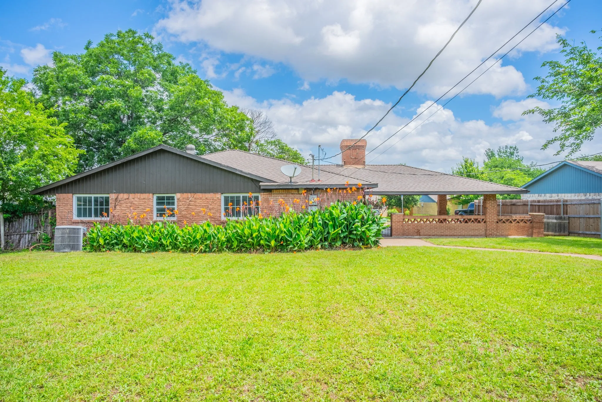 Single Family Residence For Sale in Dallas County , 2652 Bluebird Lane, Mesquite, Texas 75149, 4 Bedroom, 2 Bathroom, Garage spaces, 1,680 Sqft, built in 1969, mls#21299850, Real Estate Agent in Mesquite, Homes For Sale in Dallas county, Homes For Sale in Mesquite, Realtor in Mesquite Texas, Real Estate Brokerage Independent Realty Texas, Luminita Cordes Realtor