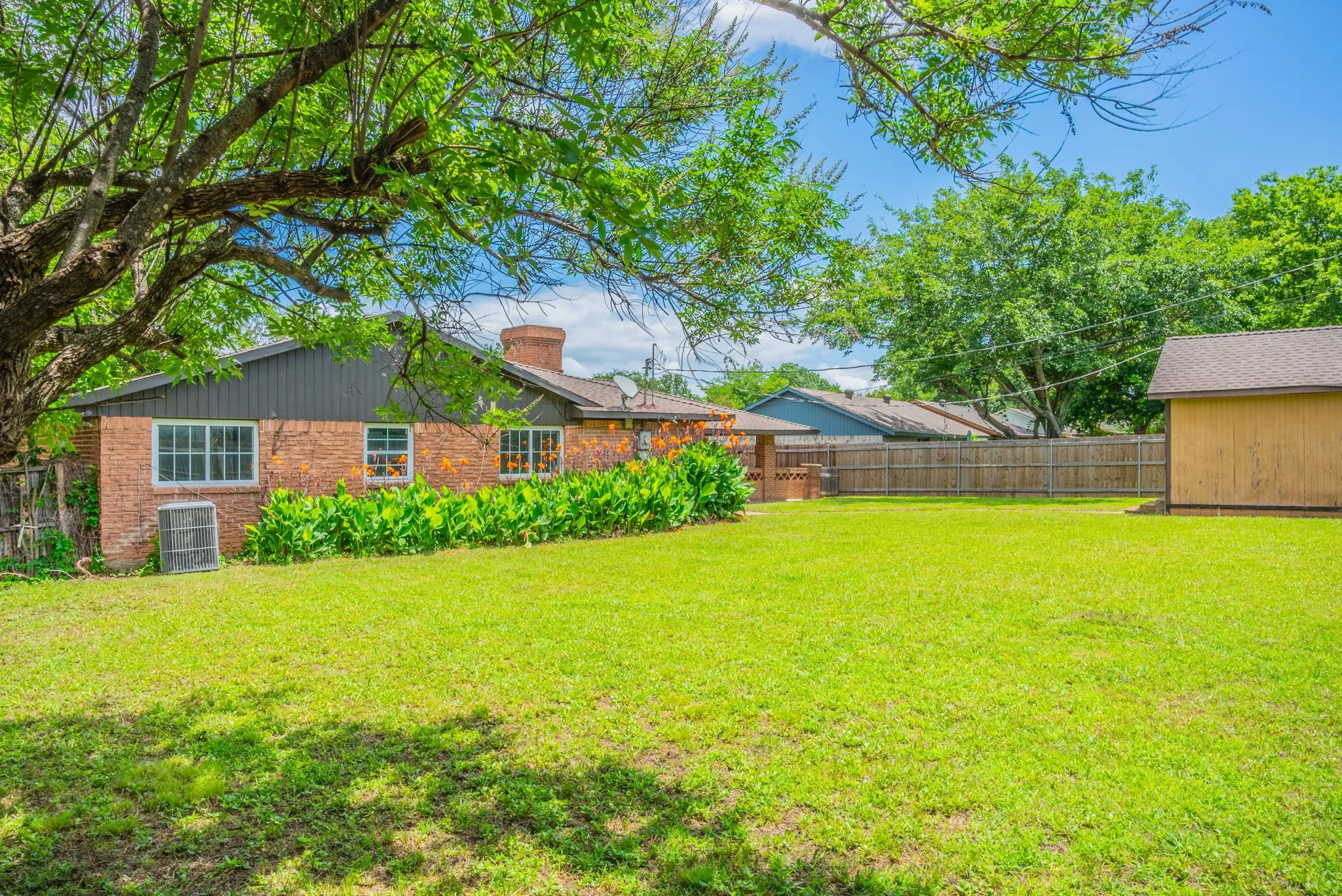 Single Family Residence For Sale in Dallas County , 2652 Bluebird Lane, Mesquite, Texas 75149, 4 Bedroom, 2 Bathroom, Garage spaces, 1,680 Sqft, built in 1969, mls#21299850, Real Estate Agent in Mesquite, Homes For Sale in Dallas county, Homes For Sale in Mesquite, Realtor in Mesquite Texas, Real Estate Brokerage Independent Realty Texas, Luminita Cordes Realtor