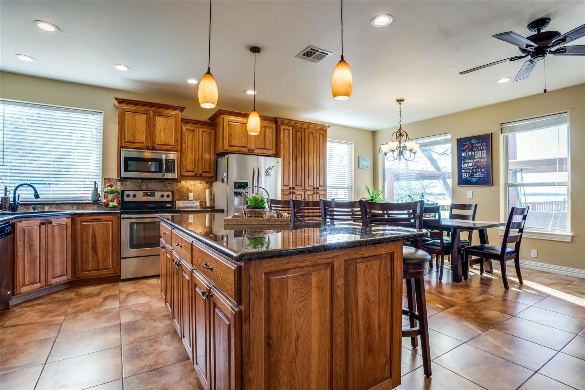Single Family Residence For Sale in Hunt County , 10040 Brinwood Drive, Wills Point, Texas 75169, 3 Bedroom, 3 Bathroom, Garage spaces, 1,681 Sqft, built in 2014, mls#21290321, Real Estate Agent in Wills Point, Homes For Sale in Hunt county, Homes For Sale in Wills Point, Realtor in Wills Point Texas, Real Estate Brokerage Independent Realty Texas, Luminita Cordes Realtor