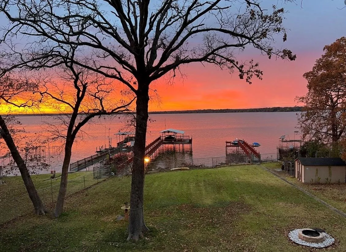 Single Family Residence For Sale in Hunt County , 10040 Brinwood Drive, Wills Point, Texas 75169, 3 Bedroom, 3 Bathroom, Garage spaces, 1,681 Sqft, built in 2014, mls#21290321, Real Estate Agent in Wills Point, Homes For Sale in Hunt county, Homes For Sale in Wills Point, Realtor in Wills Point Texas, Real Estate Brokerage Independent Realty Texas, Luminita Cordes Realtor