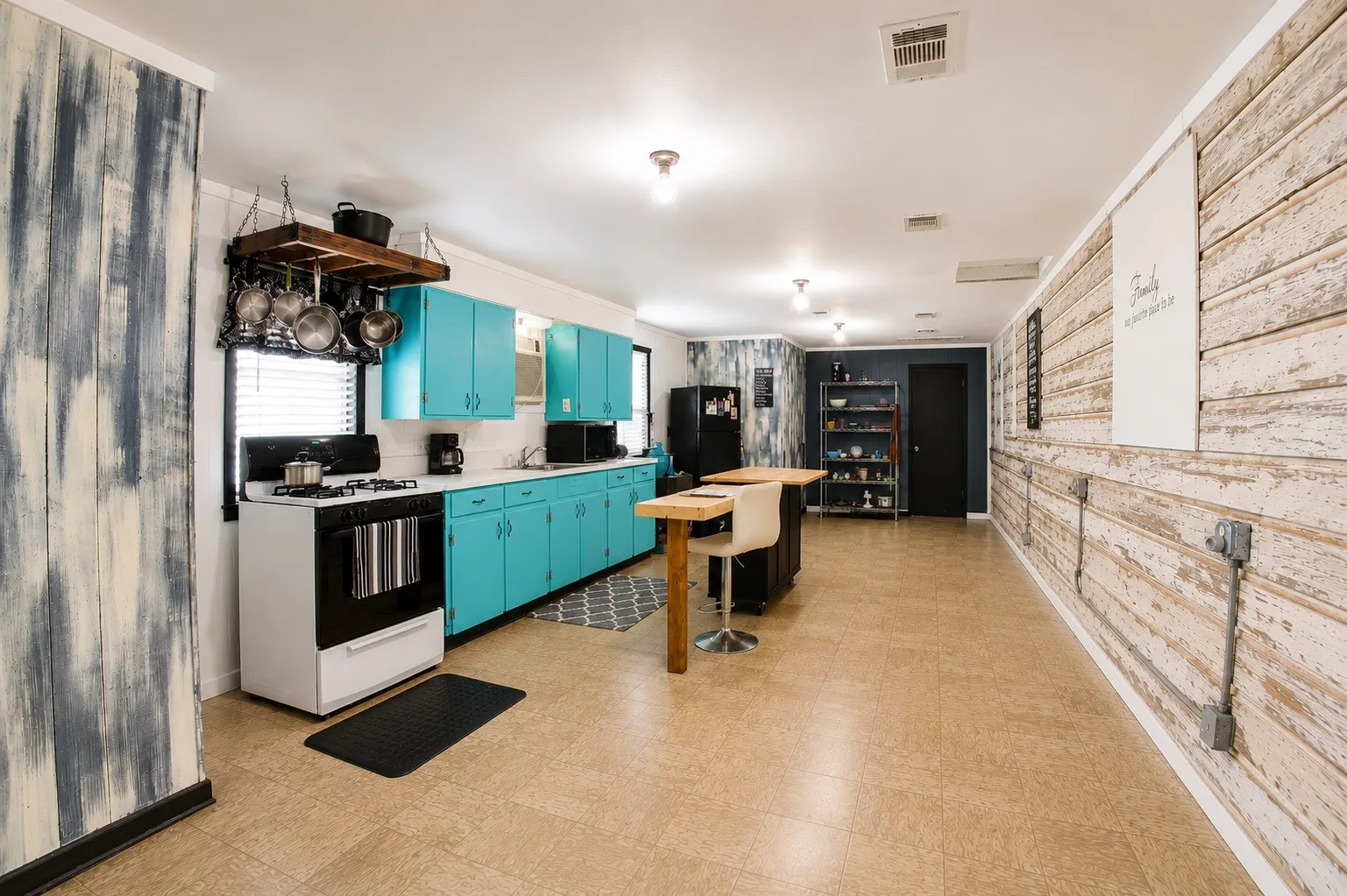 Single Family Residence For Sale in Leon County , 1112 Spruiell Street, Jewett, Texas 75846, 1 Bedroom, 3 Bathroom, Garage spaces, 2,288 Sqft, built in 1979, mls#21300052, Real Estate Agent in Jewett, Homes For Sale in Leon county, Homes For Sale in Jewett, Realtor in Jewett Texas, Real Estate Brokerage Independent Realty Texas, Luminita Cordes Realtor