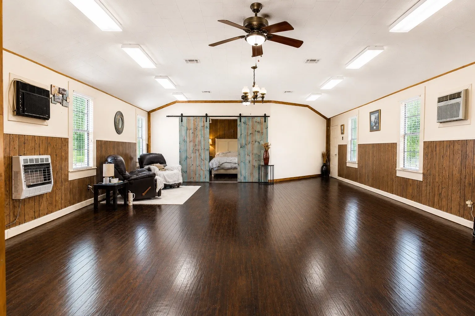 Single Family Residence For Sale in Leon County , 1112 Spruiell Street, Jewett, Texas 75846, 1 Bedroom, 3 Bathroom, Garage spaces, 2,288 Sqft, built in 1979, mls#21300052, Real Estate Agent in Jewett, Homes For Sale in Leon county, Homes For Sale in Jewett, Realtor in Jewett Texas, Real Estate Brokerage Independent Realty Texas, Luminita Cordes Realtor