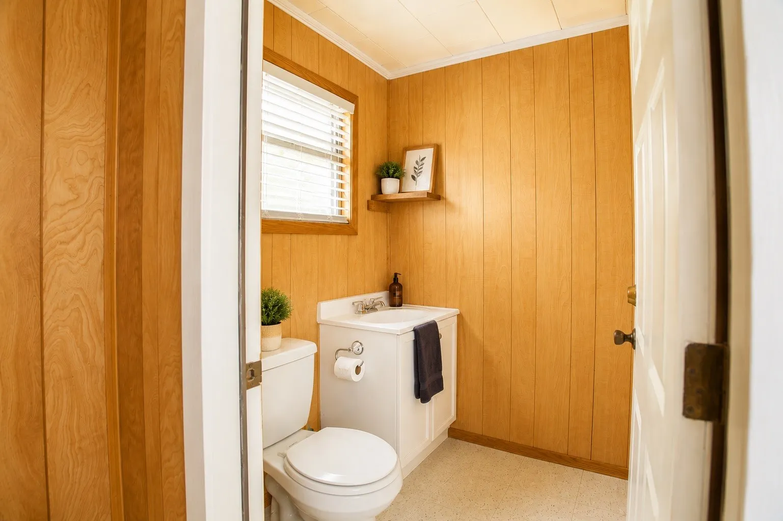 Single Family Residence For Sale in Leon County , 1112 Spruiell Street, Jewett, Texas 75846, 1 Bedroom, 3 Bathroom, Garage spaces, 2,288 Sqft, built in 1979, mls#21300052, Real Estate Agent in Jewett, Homes For Sale in Leon county, Homes For Sale in Jewett, Realtor in Jewett Texas, Real Estate Brokerage Independent Realty Texas, Luminita Cordes Realtor