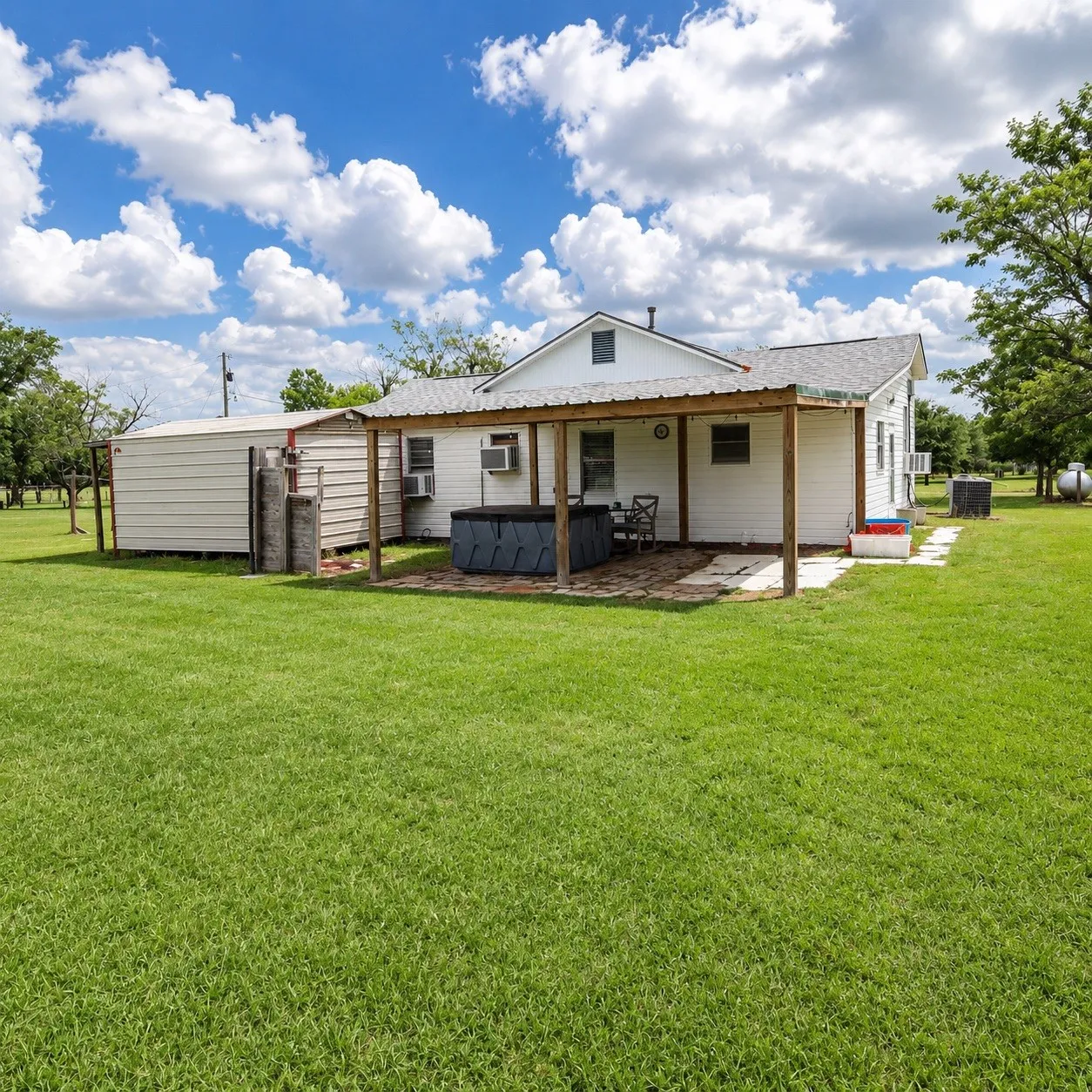 Single Family Residence For Sale in Leon County , 1112 Spruiell Street, Jewett, Texas 75846, 1 Bedroom, 3 Bathroom, Garage spaces, 2,288 Sqft, built in 1979, mls#21300052, Real Estate Agent in Jewett, Homes For Sale in Leon county, Homes For Sale in Jewett, Realtor in Jewett Texas, Real Estate Brokerage Independent Realty Texas, Luminita Cordes Realtor