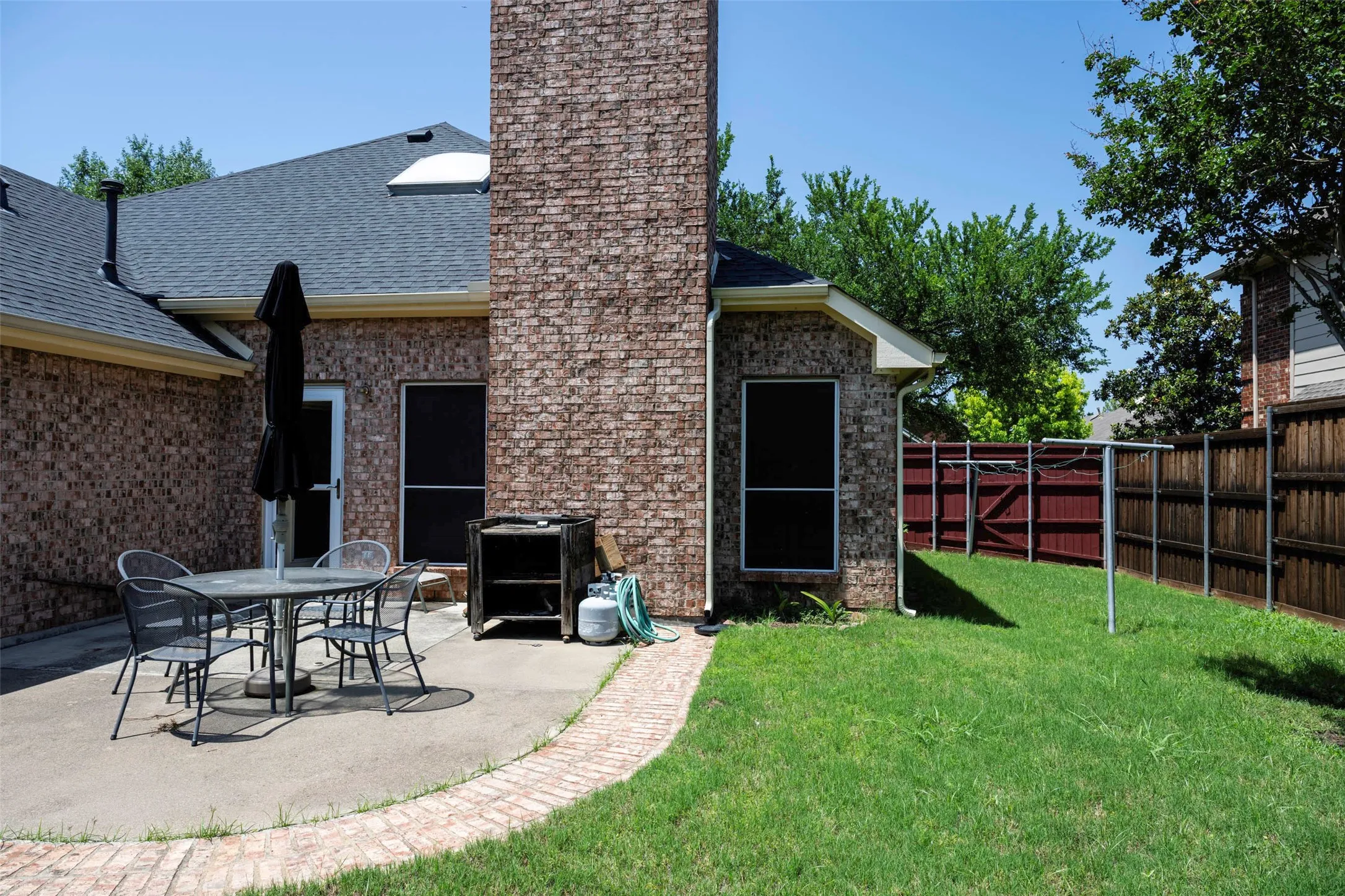 Single Family Residence For Sale in Denton County , 5833 Legend Lane, The Colony, Texas 75056, 3 Bedroom, 2 Bathroom, 2 Garage spaces, 1,661 Sqft, built in 2000, mls#21290221, Real Estate Agent in The Colony, Homes For Sale in Denton county, Homes For Sale in The Colony, Realtor in The Colony Texas, Real Estate Brokerage Independent Realty Texas, Luminita Cordes Realtor
