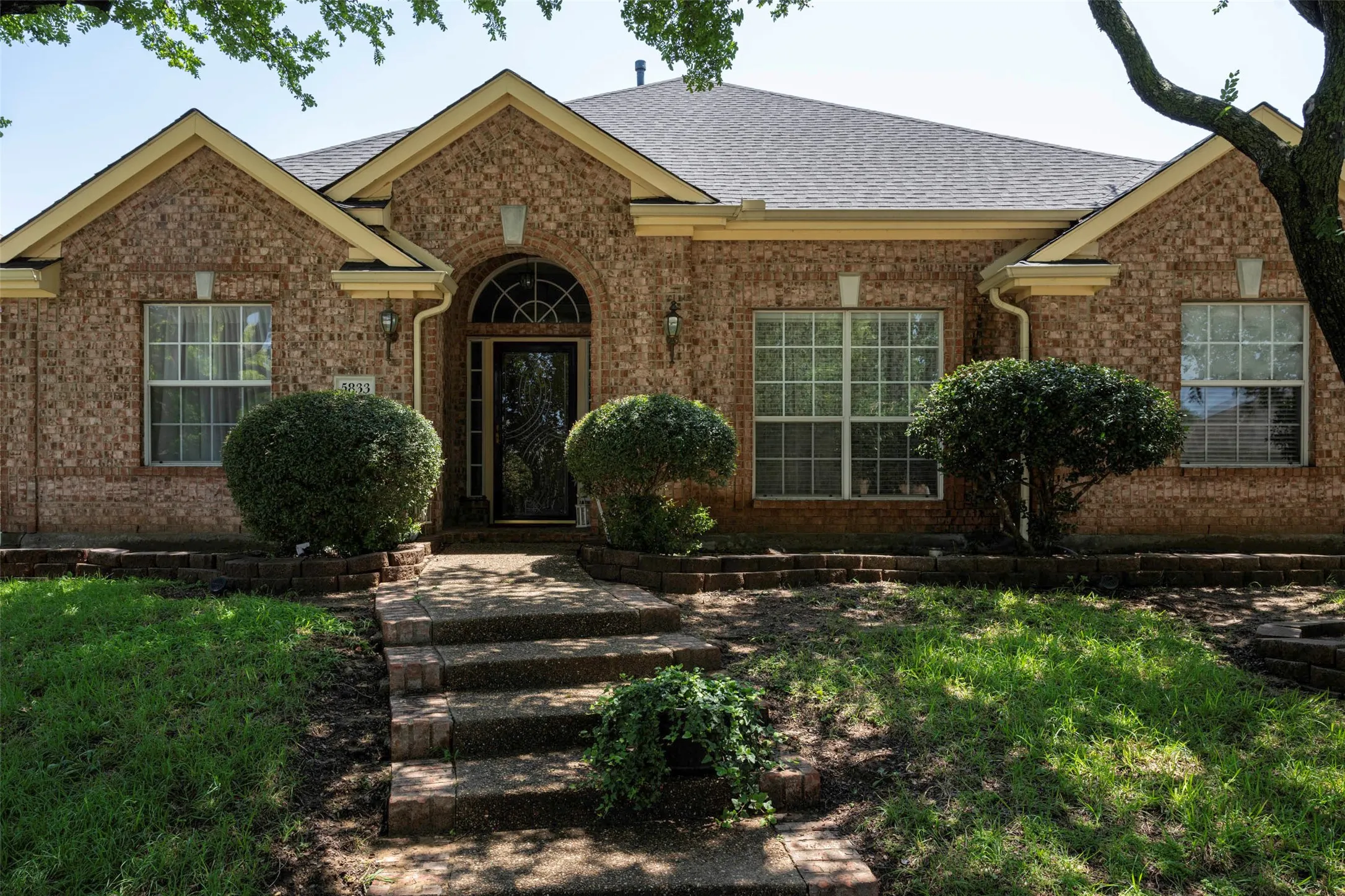 Single Family Residence For Sale in Denton County , 5833 Legend Lane, The Colony, Texas 75056, 3 Bedroom, 2 Bathroom, 2 Garage spaces, 1,661 Sqft, built in 2000, mls#21290221, Real Estate Agent in The Colony, Homes For Sale in Denton county, Homes For Sale in The Colony, Realtor in The Colony Texas, Real Estate Brokerage Independent Realty Texas, Luminita Cordes Realtor