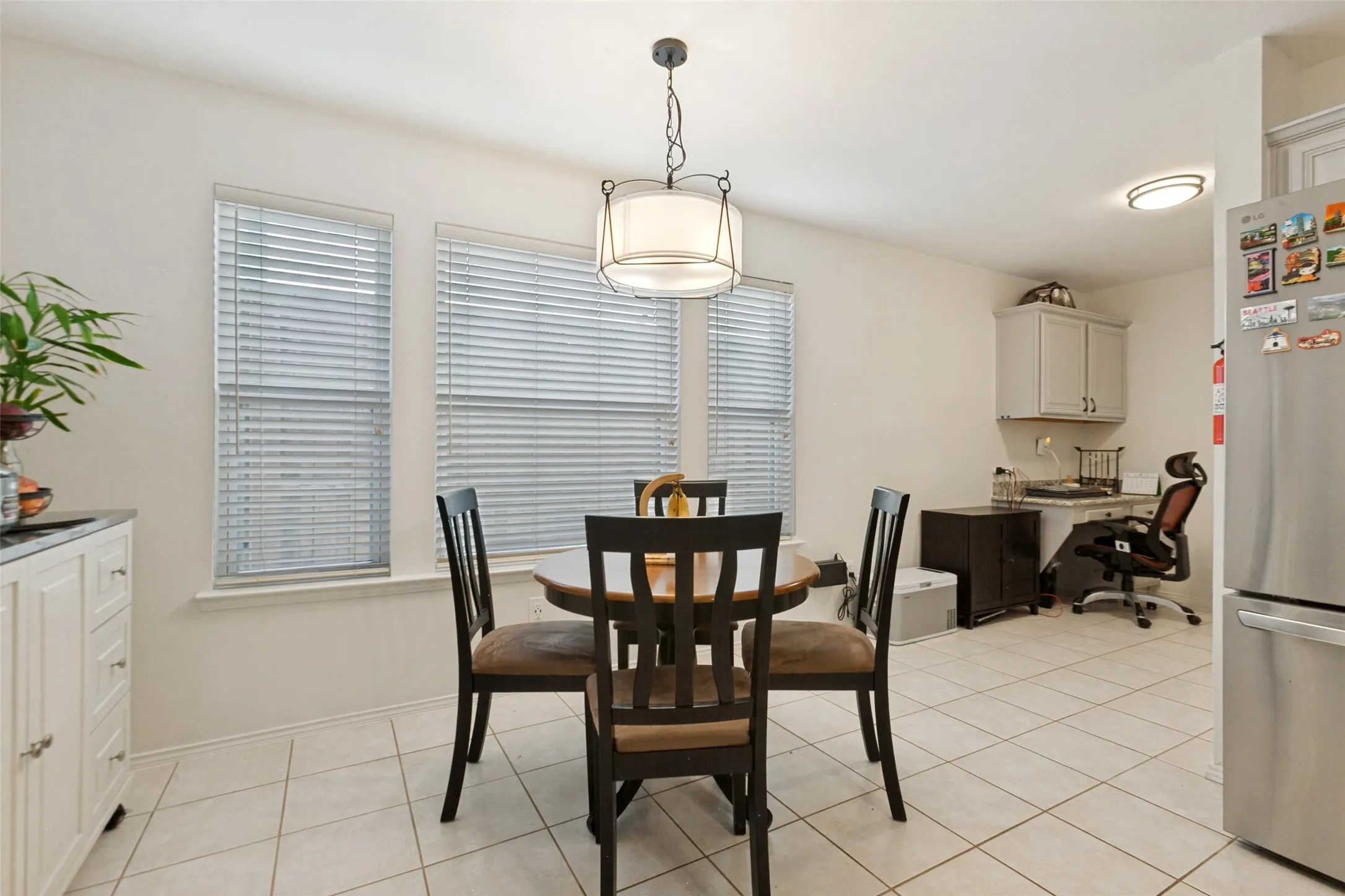 Breakfast nook w/extended work area.