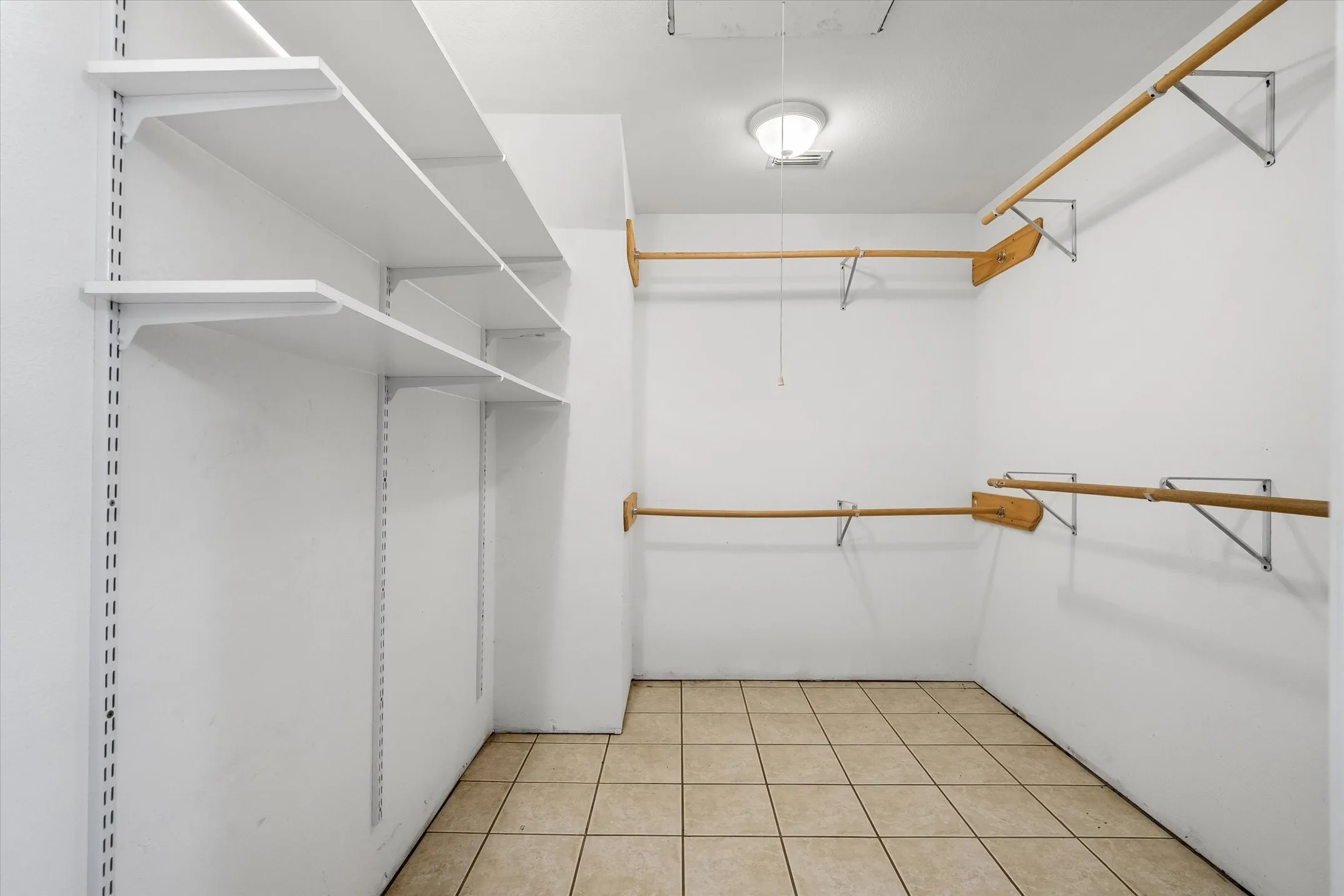 Single Family Residence For Sale in Van Zandt County , 12125 N State Highway 110, Van, Texas 75790, 3 Bedroom, 4 Bathroom, Garage spaces, 2,410 Sqft, built in 1951, mls#21292074, Real Estate Agent in Van, Homes For Sale in Van Zandt county, Homes For Sale in Van, Realtor in Van Texas, Real Estate Brokerage Independent Realty Texas, Luminita Cordes Realtor