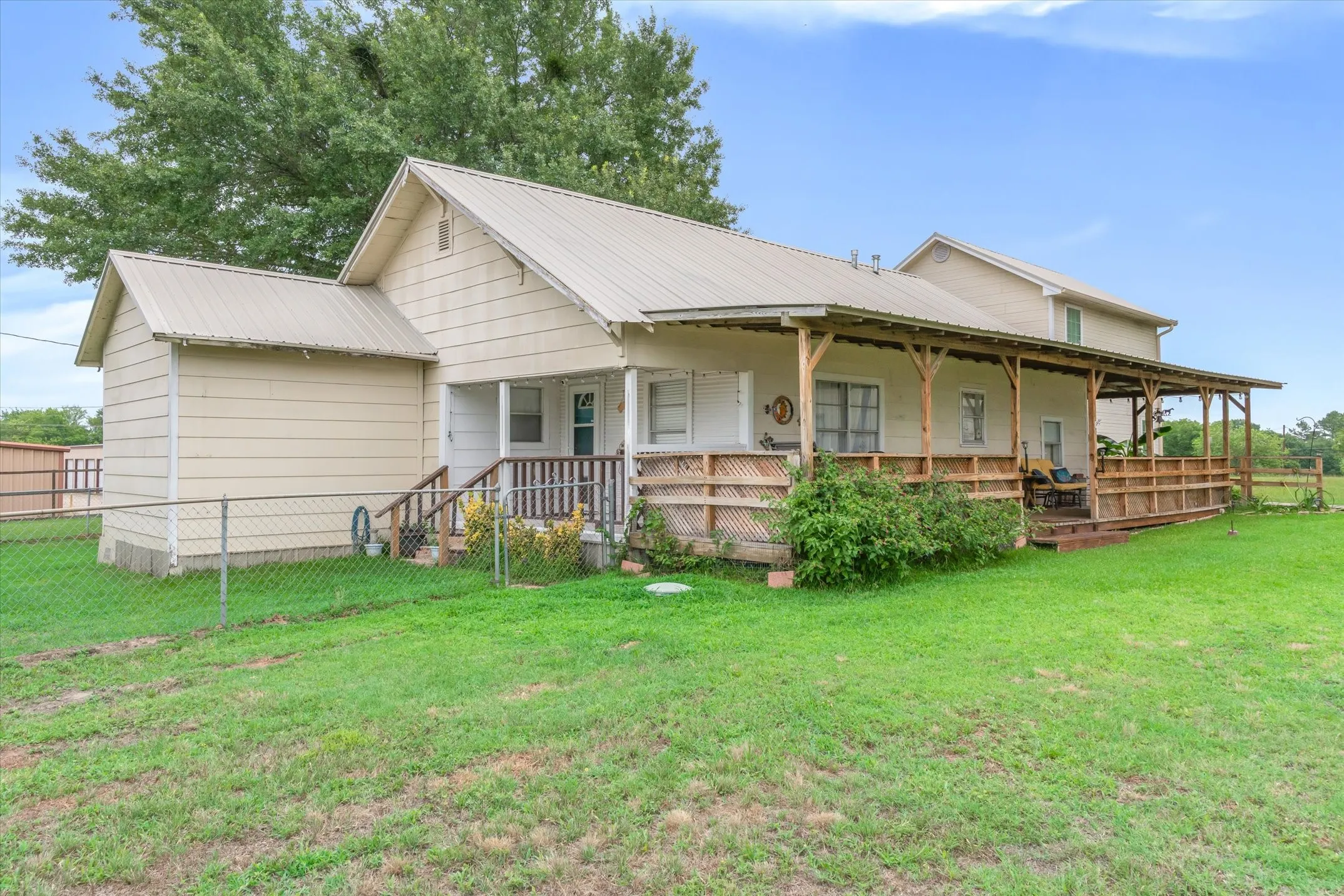 Single Family Residence For Sale in Van Zandt County , 12125 N State Highway 110, Van, Texas 75790, 3 Bedroom, 4 Bathroom, Garage spaces, 2,410 Sqft, built in 1951, mls#21292074, Real Estate Agent in Van, Homes For Sale in Van Zandt county, Homes For Sale in Van, Realtor in Van Texas, Real Estate Brokerage Independent Realty Texas, Luminita Cordes Realtor