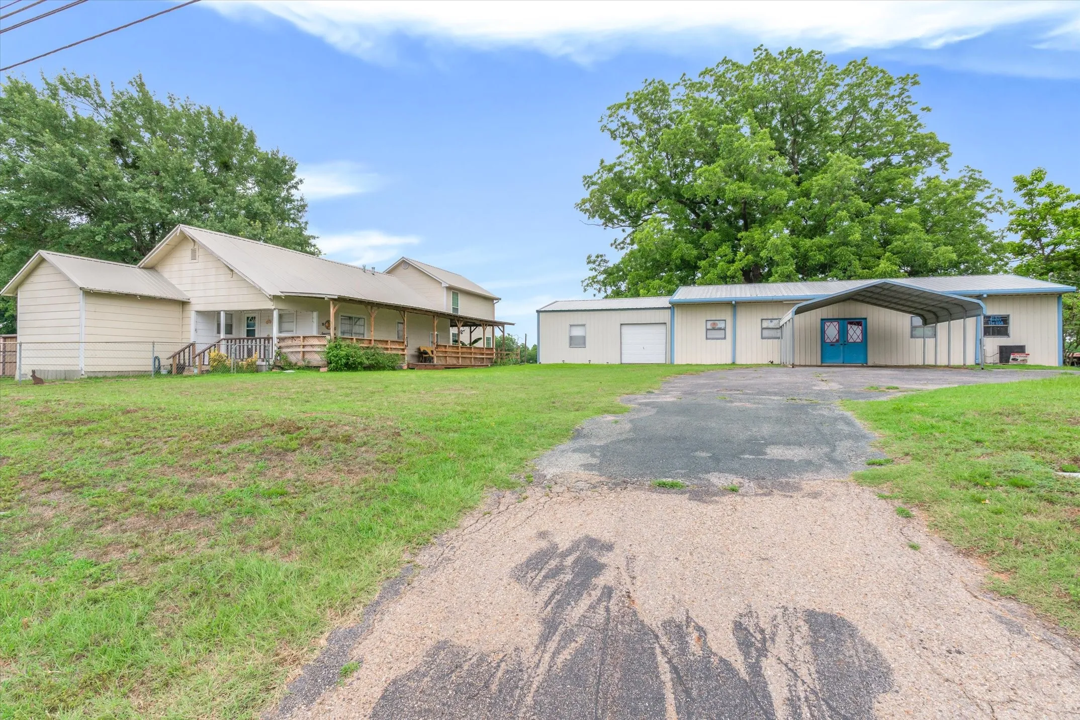 Single Family Residence For Sale in Van Zandt County , 12125 N State Highway 110, Van, Texas 75790, 3 Bedroom, 4 Bathroom, Garage spaces, 2,410 Sqft, built in 1951, mls#21292074, Real Estate Agent in Van, Homes For Sale in Van Zandt county, Homes For Sale in Van, Realtor in Van Texas, Real Estate Brokerage Independent Realty Texas, Luminita Cordes Realtor