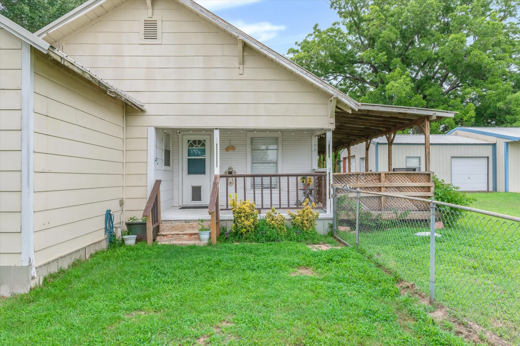 Single Family Residence For Sale in Van Zandt County , 12125 N State Highway 110, Van, Texas 75790, 3 Bedroom, 4 Bathroom, Garage spaces, 2,410 Sqft, built in 1951, mls#21292074, Real Estate Agent in Van, Homes For Sale in Van Zandt county, Homes For Sale in Van, Realtor in Van Texas, Real Estate Brokerage Independent Realty Texas, Luminita Cordes Realtor