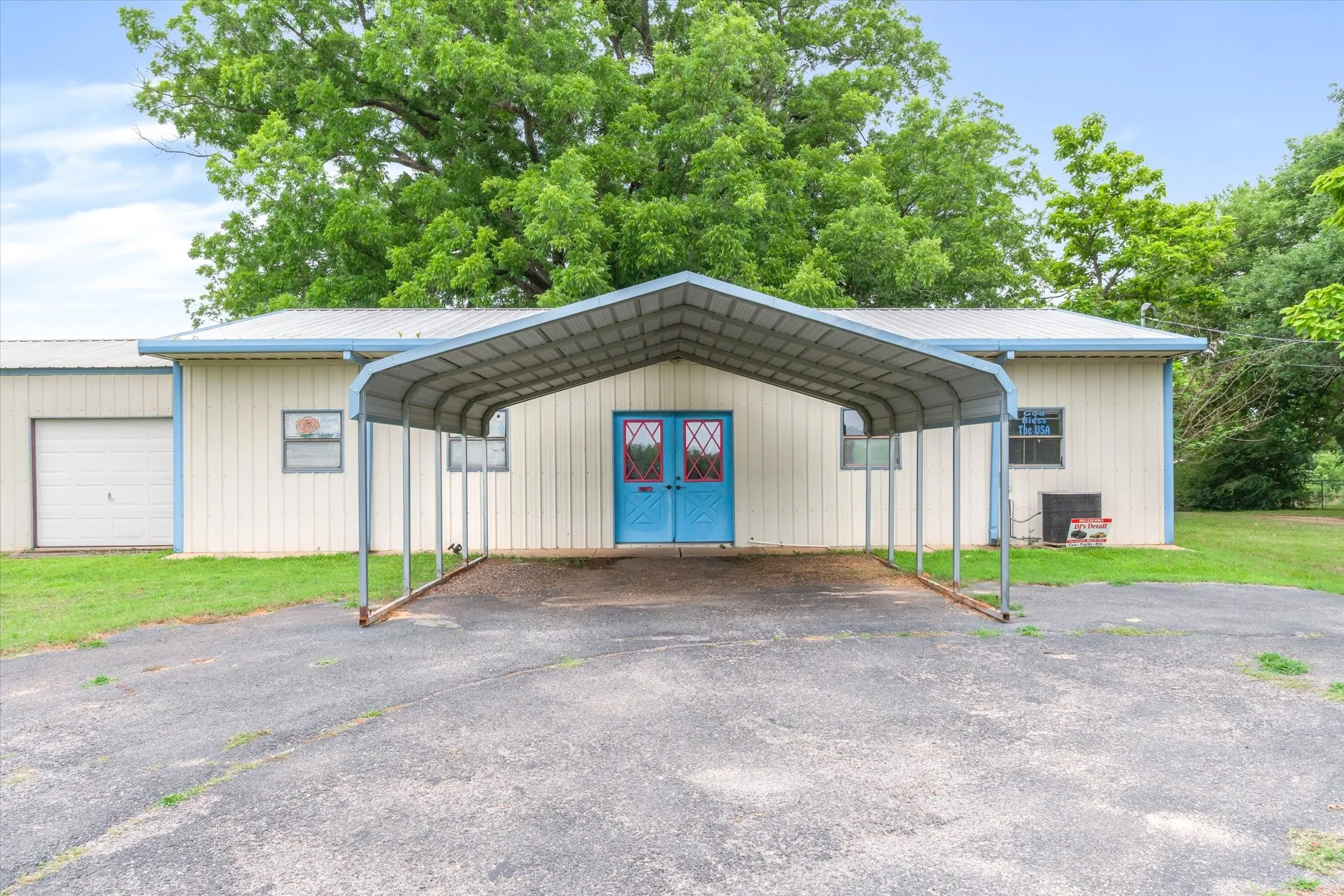 Single Family Residence For Sale in Van Zandt County , 12125 N State Highway 110, Van, Texas 75790, 3 Bedroom, 4 Bathroom, Garage spaces, 2,410 Sqft, built in 1951, mls#21292074, Real Estate Agent in Van, Homes For Sale in Van Zandt county, Homes For Sale in Van, Realtor in Van Texas, Real Estate Brokerage Independent Realty Texas, Luminita Cordes Realtor